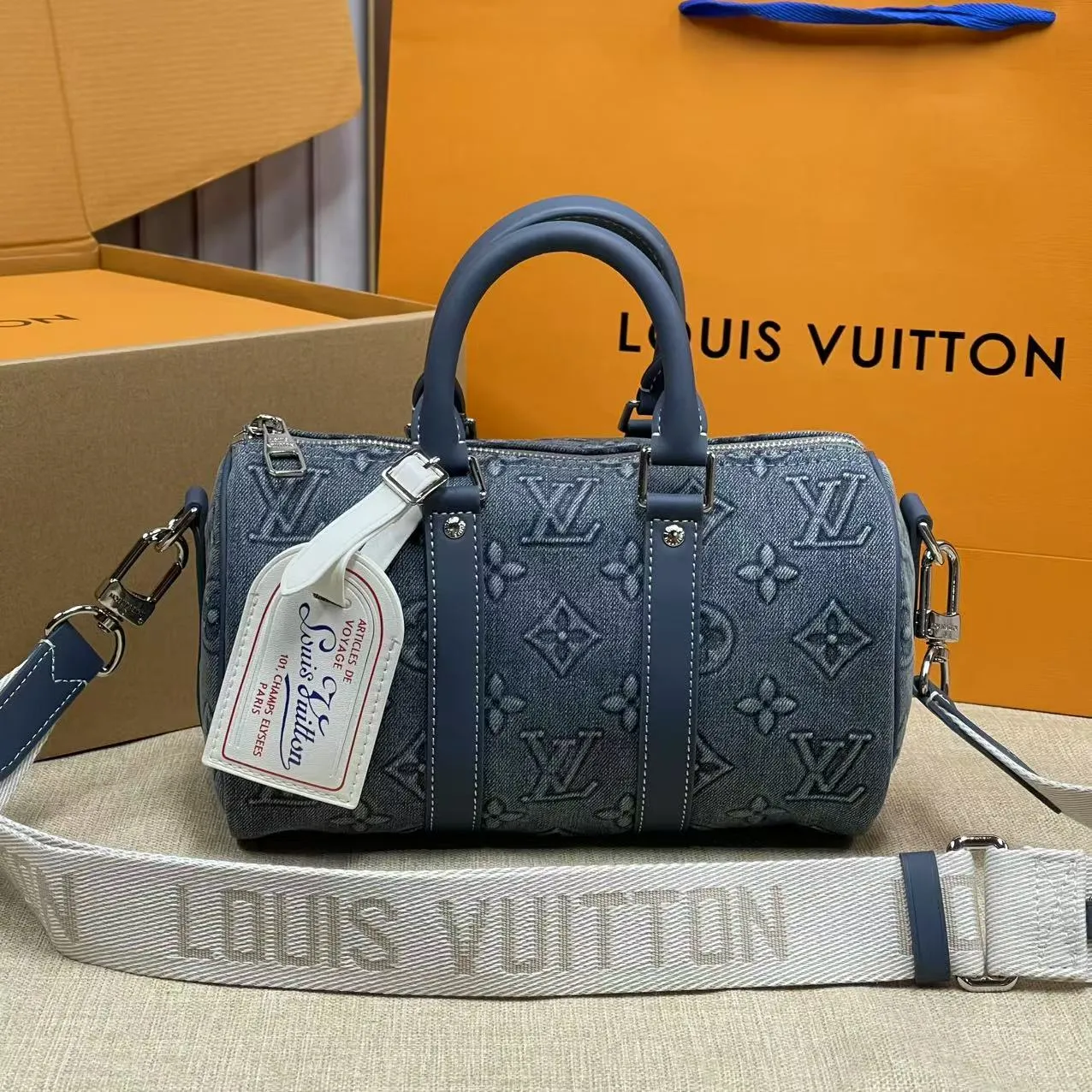[Upgraded version] P660¥🌺Upgraded version·High quality·With complete packaging·LV Louis Vuitton Keepall Bandoulière 25-hand M22762 Monogram Washed Demin canvas has a vintage texture, using embossing and hand-painting techniques to outline the Monogram pattern, as if it were a faded denim that has been baptized by time. It is paired with a retro-style nameplate and a detachable and adjustable shoulder strap. Size: 25*15*11Cm