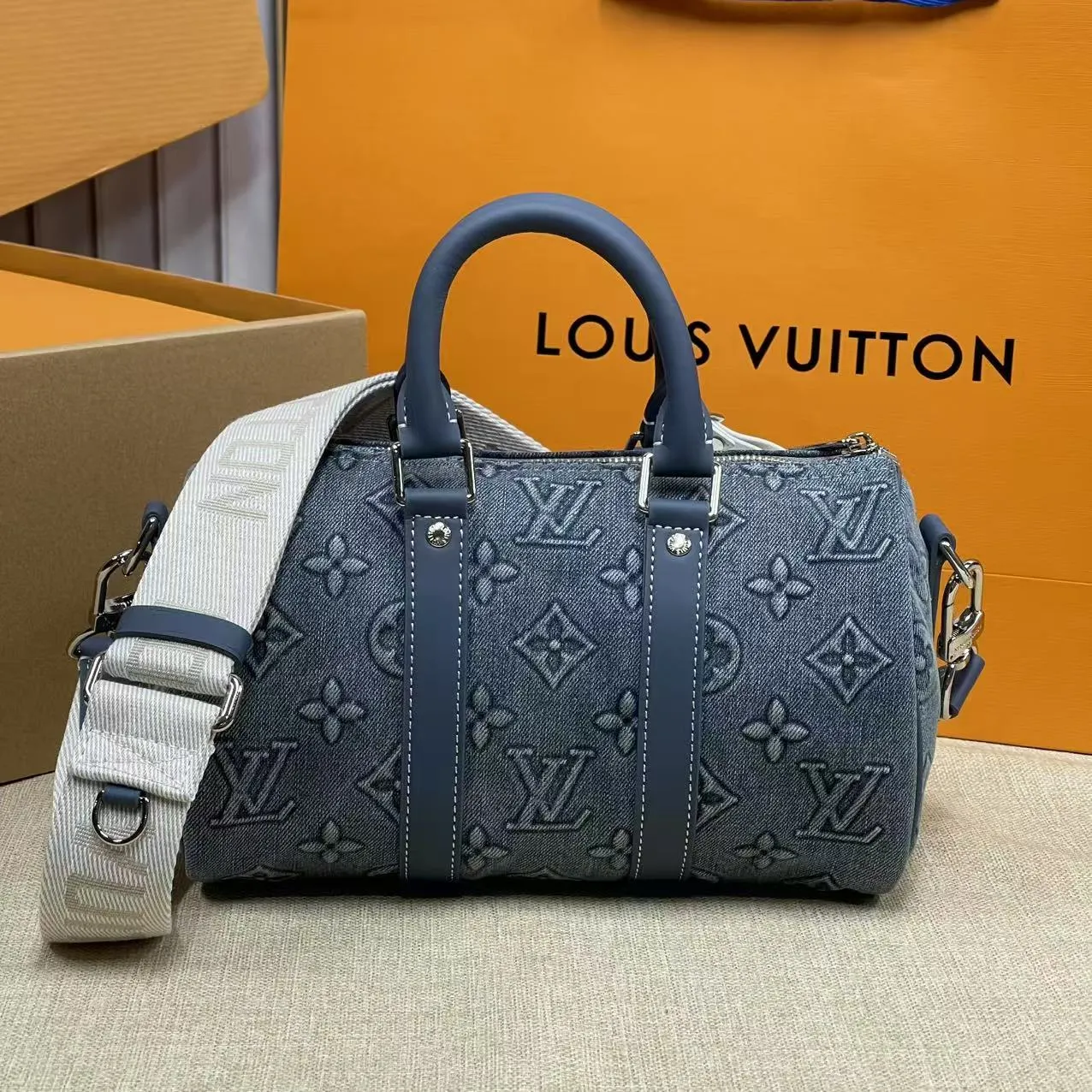 [Upgraded version] P660¥🌺Upgraded version·High quality·With complete packaging·LV Louis Vuitton Keepall Bandoulière 25-hand M22762 Monogram Washed Demin canvas has a vintage texture, using embossing and hand-painting techniques to outline the Monogram pattern, as if it were a faded denim that has been baptized by time. It is paired with a retro-style nameplate and a detachable and adjustable shoulder strap. Size: 25*15*11Cm