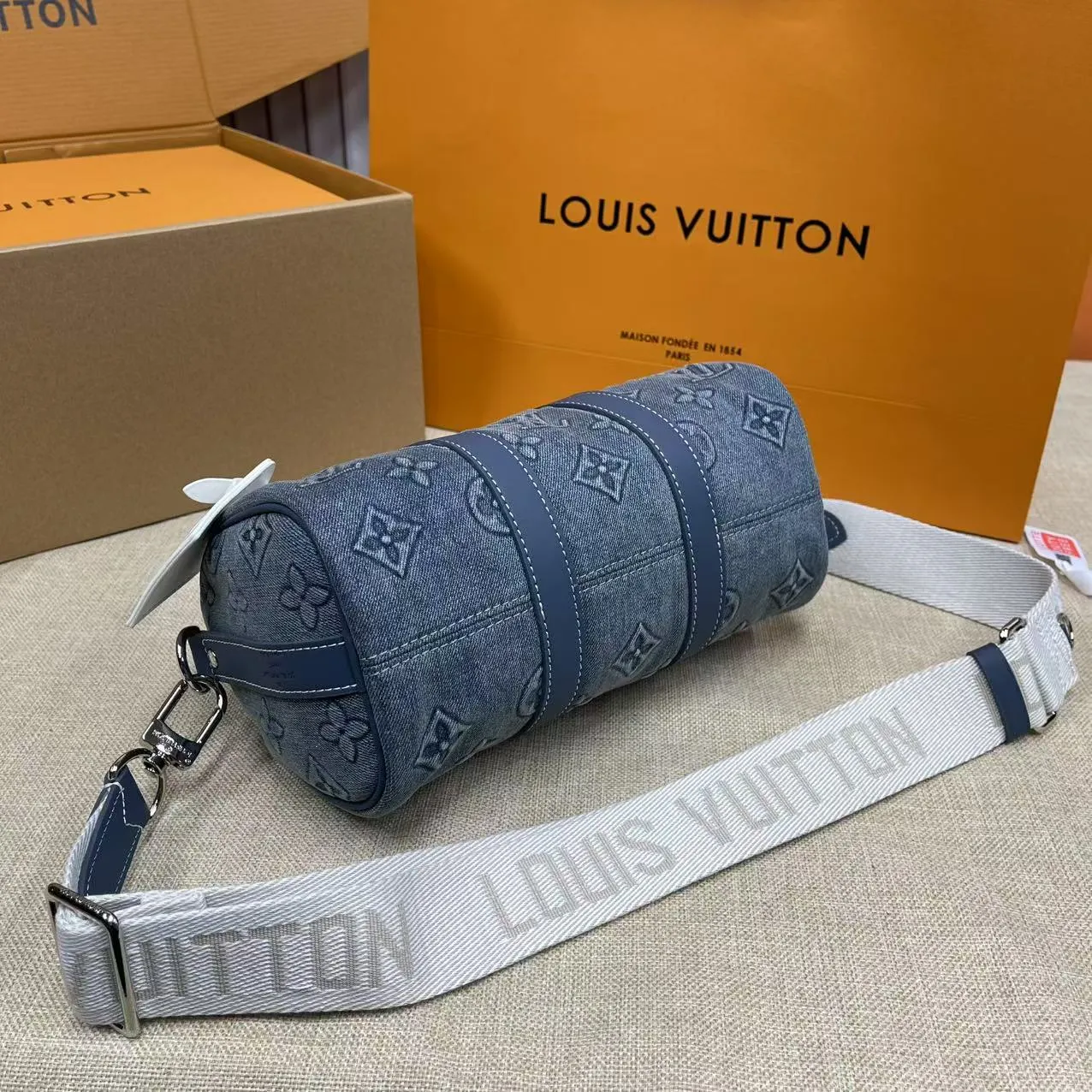 [Upgraded version] P660¥🌺Upgraded version·High quality·With complete packaging·LV Louis Vuitton Keepall Bandoulière 25-hand M22762 Monogram Washed Demin canvas has a vintage texture, using embossing and hand-painting techniques to outline the Monogram pattern, as if it were a faded denim that has been baptized by time. It is paired with a retro-style nameplate and a detachable and adjustable shoulder strap. Size: 25*15*11Cm