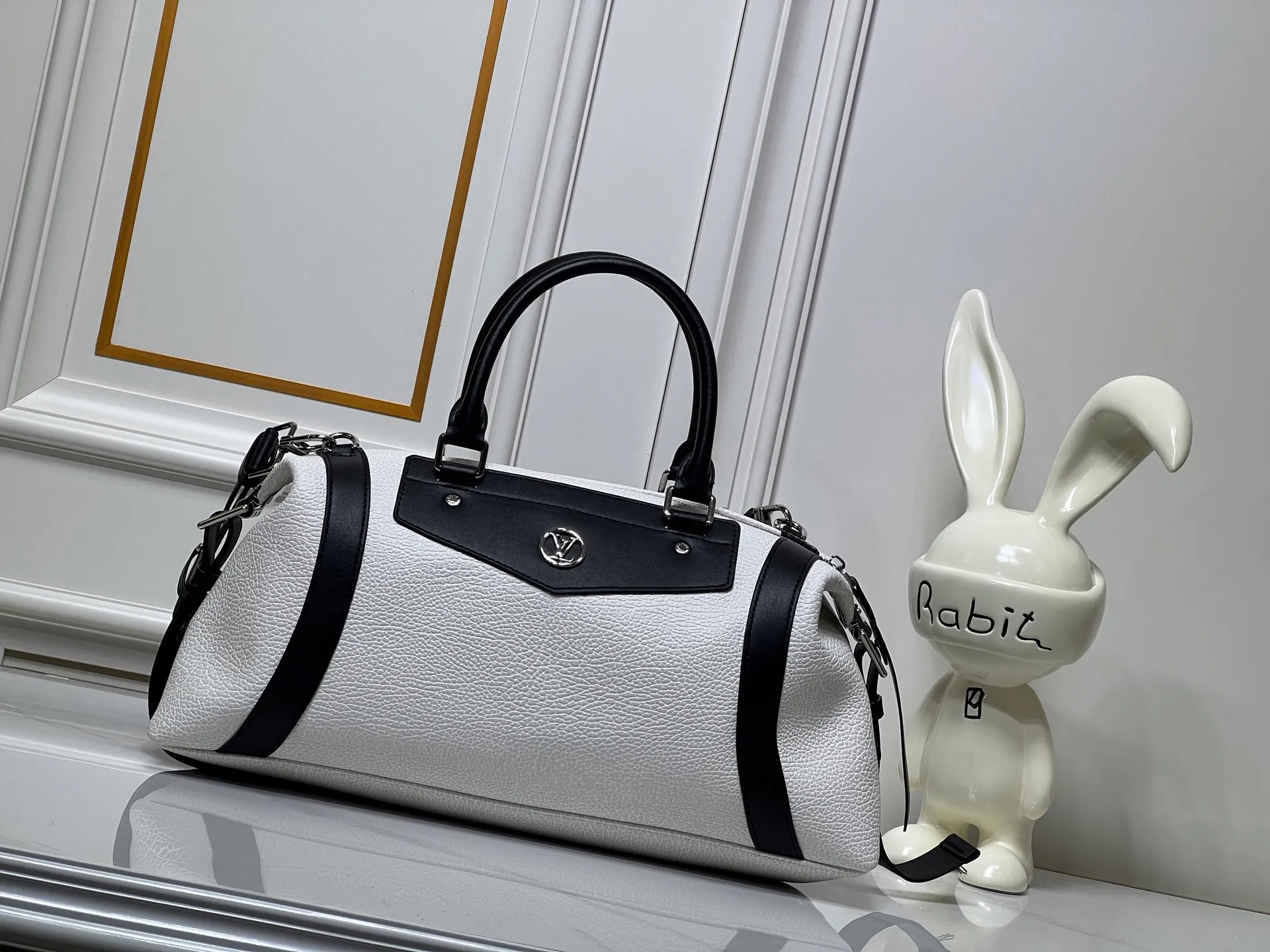 Batch 340💰M25557 M25561 M25561 M25566 Dark Gray M14702 Medium This Nano LV Rider handbag is from the 2025 spring and summer series. It combines pixelated grain sheep leather with smooth cow leather elements, and then uses the LV Circle logo to accentuate the elegant panels. The foldable configuration makes it easy to store in a suitcase, and the modern design adds a rock-n-roll edge to any look. Dimensions: 15 × 15 × 38 cm (H x W x L) Sheep leather Cow leather trim Textile lining Metal hardware Zipper closure Side slip straps Internal pocket Holds a 6.7-inch smartphone, Romy card holder and lipstick Shoulder strap: removable, adjustable Half-length strap: 30.0 cm Half-length strap adjustable to: 45.0 cm Handle: Double handle