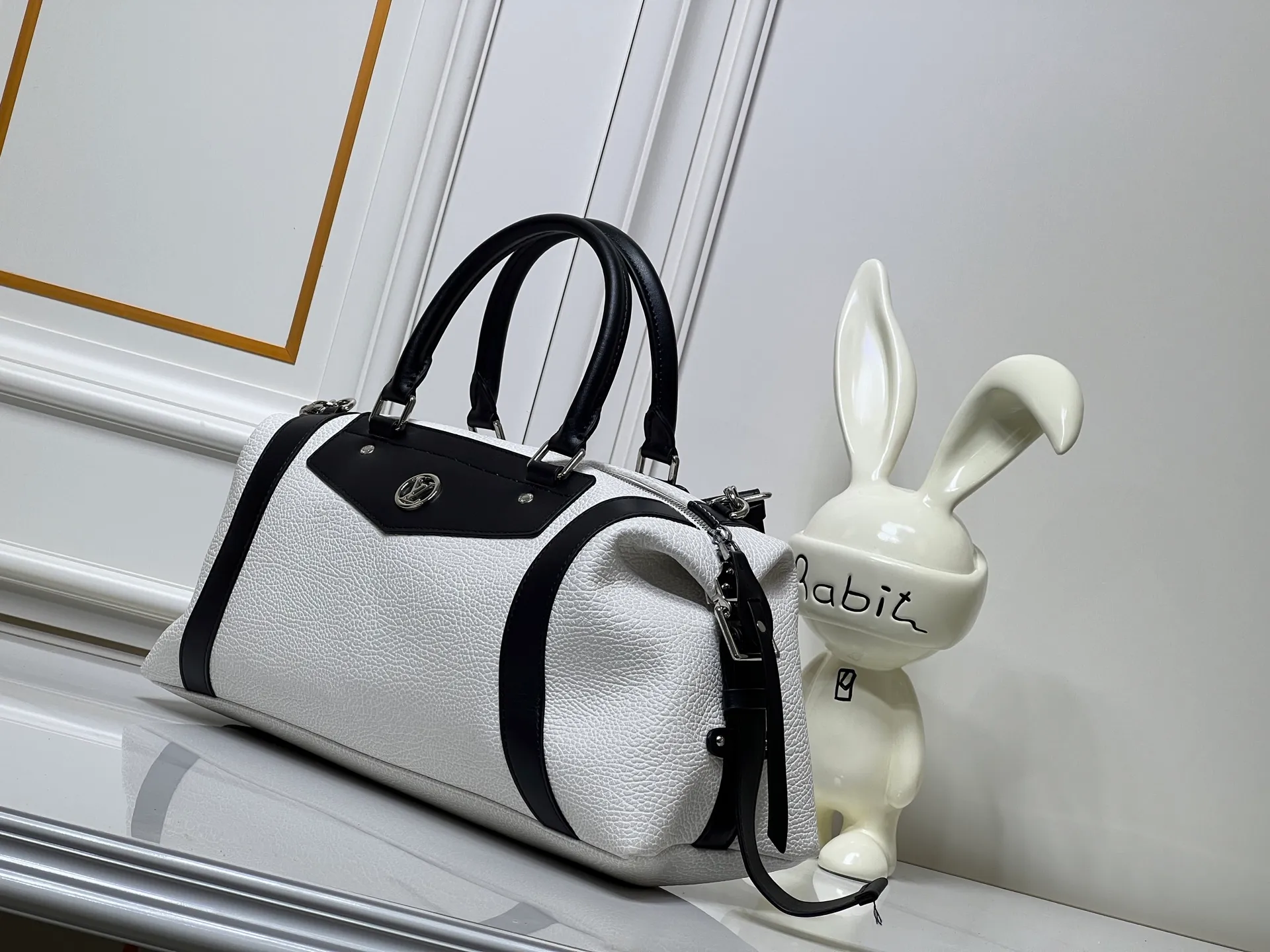 Batch 340💰M25557 M25561 M25561 M25566 Dark Gray M14702 Medium This Nano LV Rider handbag is from the 2025 spring and summer series. It combines pixelated grain sheep leather with smooth cow leather elements, and then uses the LV Circle logo to accentuate the elegant panels. The foldable configuration makes it easy to store in a suitcase, and the modern design adds a rock-n-roll edge to any look. Dimensions: 15 × 15 × 38 cm (H x W x L) Sheep leather Cow leather trim Textile lining Metal hardware Zipper closure Side slip straps Internal pocket Holds a 6.7-inch smartphone, Romy card holder and lipstick Shoulder strap: removable, adjustable Half-length strap: 30.0 cm Half-length strap adjustable to: 45.0 cm Handle: Double handle