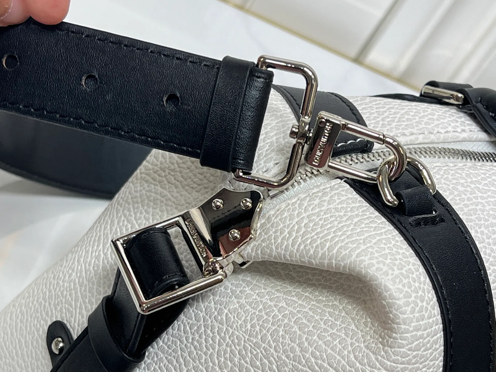 Batch 340💰M25557 M25561 M25561 M25566 Dark Gray M14702 Medium This Nano LV Rider handbag is from the 2025 spring and summer series. It combines pixelated grain sheep leather with smooth cow leather elements, and then uses the LV Circle logo to accentuate the elegant panels. The foldable configuration makes it easy to store in a suitcase, and the modern design adds a rock-n-roll edge to any look. Dimensions: 15 × 15 × 38 cm (H x W x L) Sheep leather Cow leather trim Textile lining Metal hardware Zipper closure Side slip straps Internal pocket Holds a 6.7-inch smartphone, Romy card holder and lipstick Shoulder strap: removable, adjustable Half-length strap: 30.0 cm Half-length strap adjustable to: 45.0 cm Handle: Double handle