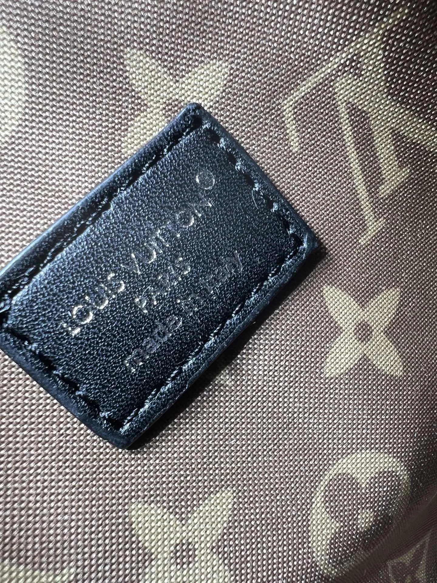 Batch 340💰M25557 M25561 M25561 M25566 Dark Gray M14702 Medium This Nano LV Rider handbag is from the 2025 spring and summer series. It combines pixelated grain sheep leather with smooth cow leather elements, and then uses the LV Circle logo to accentuate the elegant panels. The foldable configuration makes it easy to store in a suitcase, and the modern design adds a rock-n-roll edge to any look. Dimensions: 15 × 15 × 38 cm (H x W x L) Sheep leather Cow leather trim Textile lining Metal hardware Zipper closure Side slip straps Internal pocket Holds a 6.7-inch smartphone, Romy card holder and lipstick Shoulder strap: removable, adjustable Half-length strap: 30.0 cm Half-length strap adjustable to: 45.0 cm Handle: Double handle