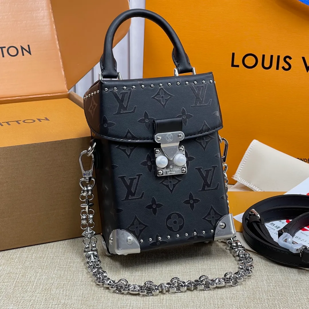 [Upgraded version] P560💰Upgraded version model M11269 comes with a complete set of packaging🌹Goddess are using CameraboxL family mobile phone bag, a must-have for the show! Plenty of capacity! After the strap is detached, it can be used as a handbag. The black/silver combination is super cool, versatile and fashionable, and comes with two shoulder straps! Good looks! Size 12*17