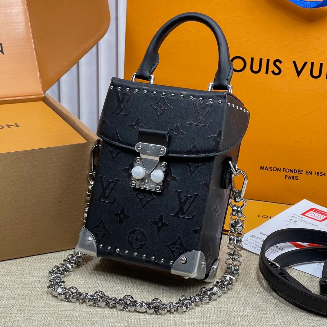 [Upgraded version] P560💰Upgraded version model M11269 comes with a complete set of packaging🌹Goddess are using CameraboxL family mobile phone bag, a must-have for the show! Plenty of capacity! After the strap is detached, it can be used as a handbag. The black/silver combination is super cool, versatile and fashionable, and comes with two shoulder straps! Good looks! Size 12*17