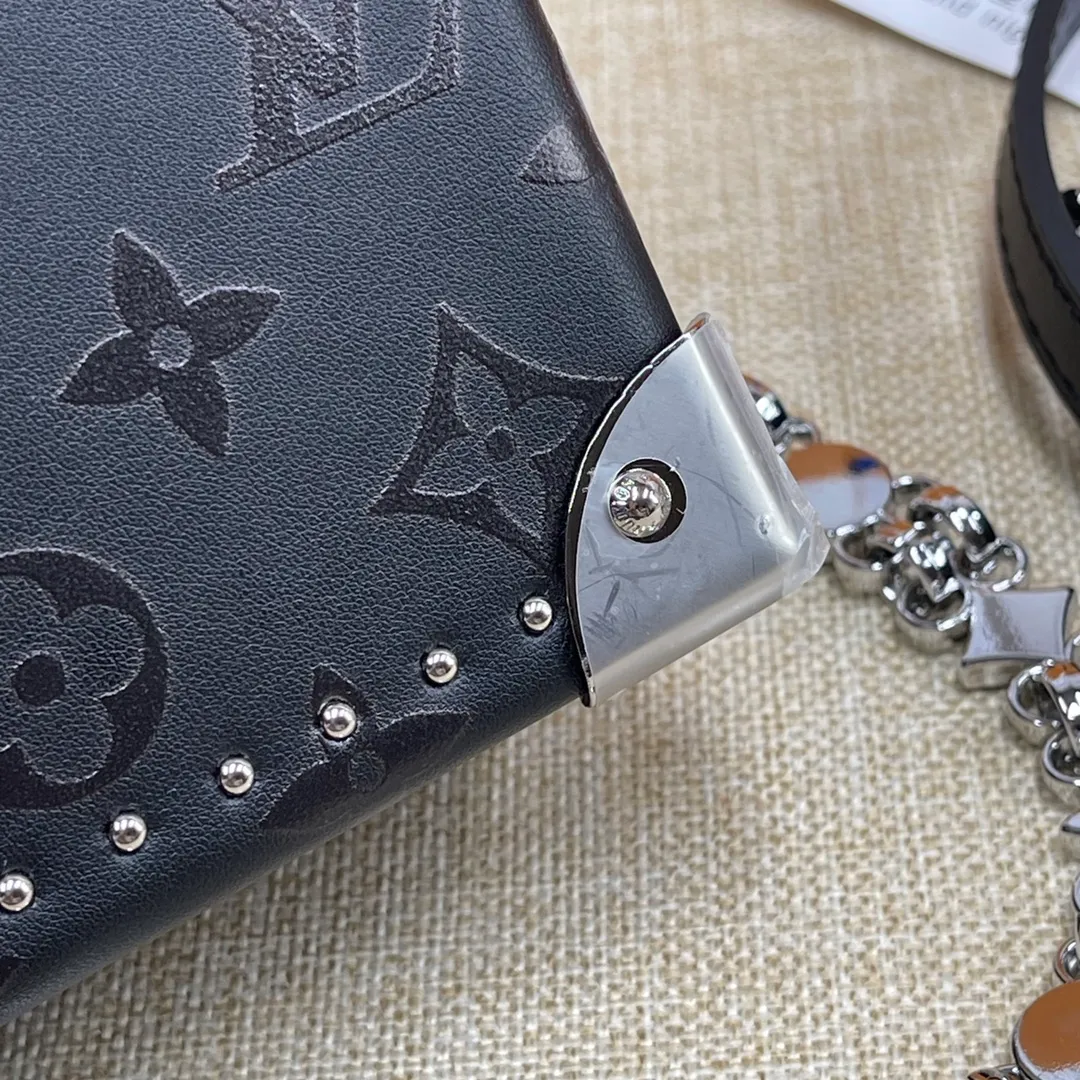 [Upgraded version] P560💰Upgraded version model M11269 comes with a complete set of packaging🌹Goddess are using CameraboxL family mobile phone bag, a must-have for the show! Plenty of capacity! After the strap is detached, it can be used as a handbag. The black/silver combination is super cool, versatile and fashionable, and comes with two shoulder straps! Good looks! Size 12*17
