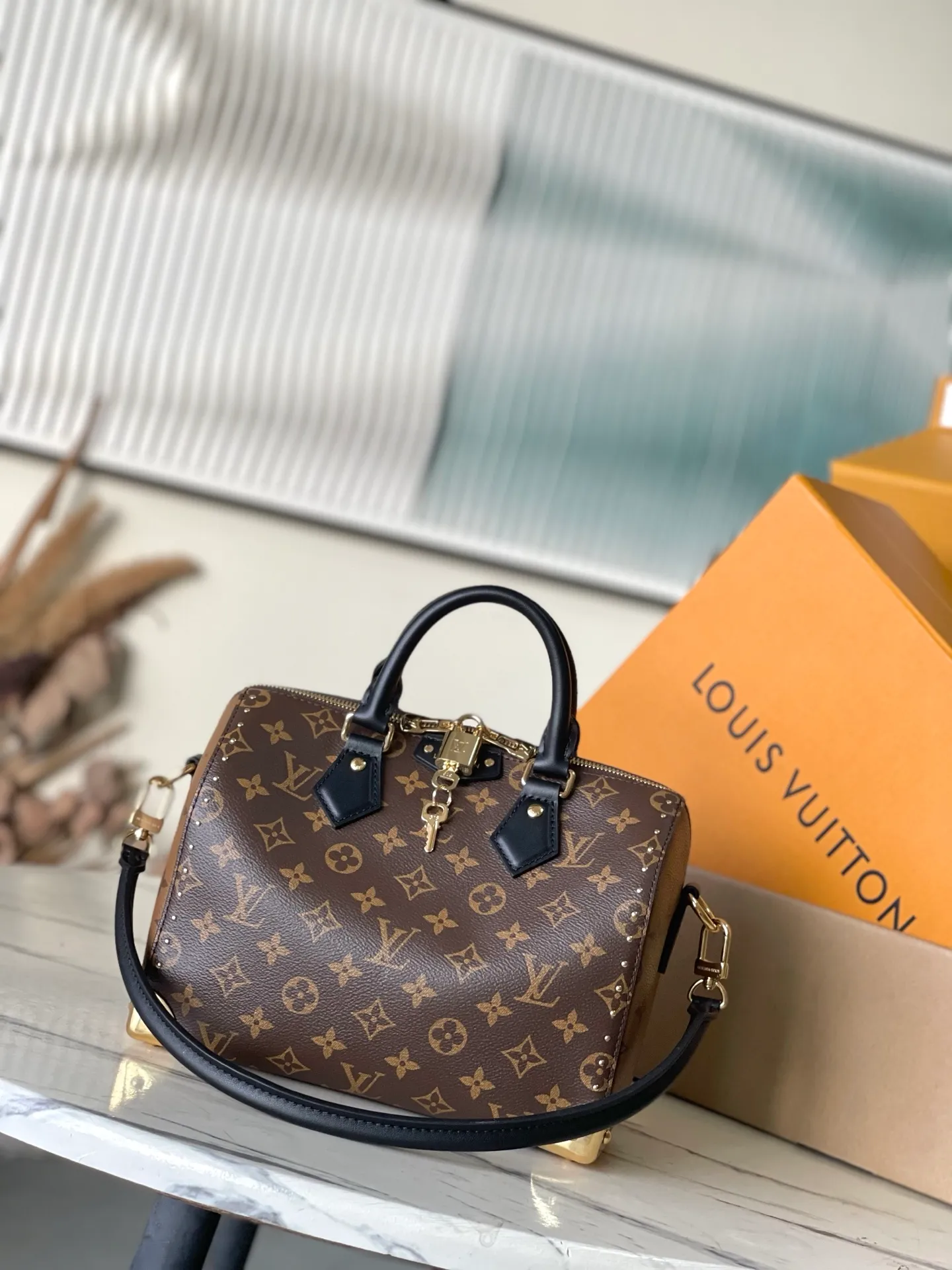 💰1020 The top original M26181 Trunk series welcomes this new Speedy 25, which pays tribute to the brand’s genes through brand archive elements such as Monogram classic patterns and suitcase-inspired details. Made of canvas material with cow leather trim and embellished with metal parts, it shows exquisite craftsmanship. The elegant yet modern design can be carried by hand or on one shoulder, making it suitable for a variety of occasions. Dimensions: 27 × 20 × 15 cm