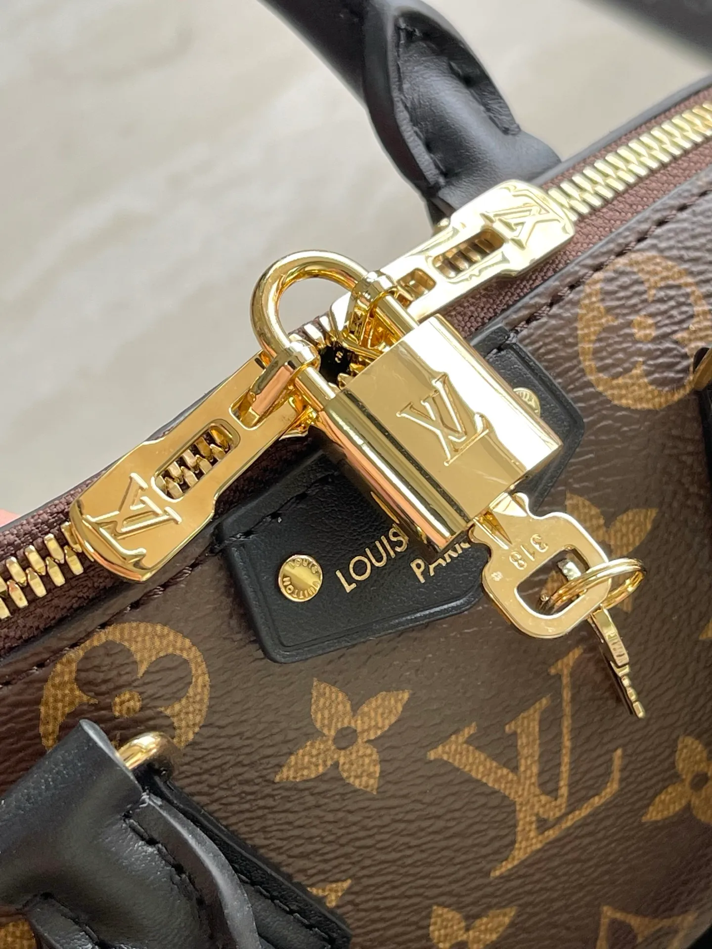 💰1020 The top original M26181 Trunk series welcomes this new Speedy 25, which pays tribute to the brand’s genes through brand archive elements such as Monogram classic patterns and suitcase-inspired details. Made of canvas material with cow leather trim and embellished with metal parts, it shows exquisite craftsmanship. The elegant yet modern design can be carried by hand or on one shoulder, making it suitable for a variety of occasions. Dimensions: 27 × 20 × 15 cm