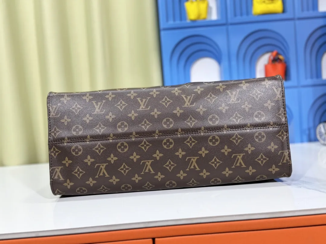 P280💰Upgraded original 🔥New style🔥M45320 M44576 M44571 This Onthego handbag is eye-catching and charming against the backdrop of Monogram Giant canvas. The sides and handles are decorated with Monogram Reverse patterns, and you can see the changes in color and texture in similar fashion. The large size has plenty of room inside, and with the shoulder strap and Toron handle, you can go about your daily life as you please. Dimensions: 41.0 x 34.0 x 19.0 cm (length x height x width)