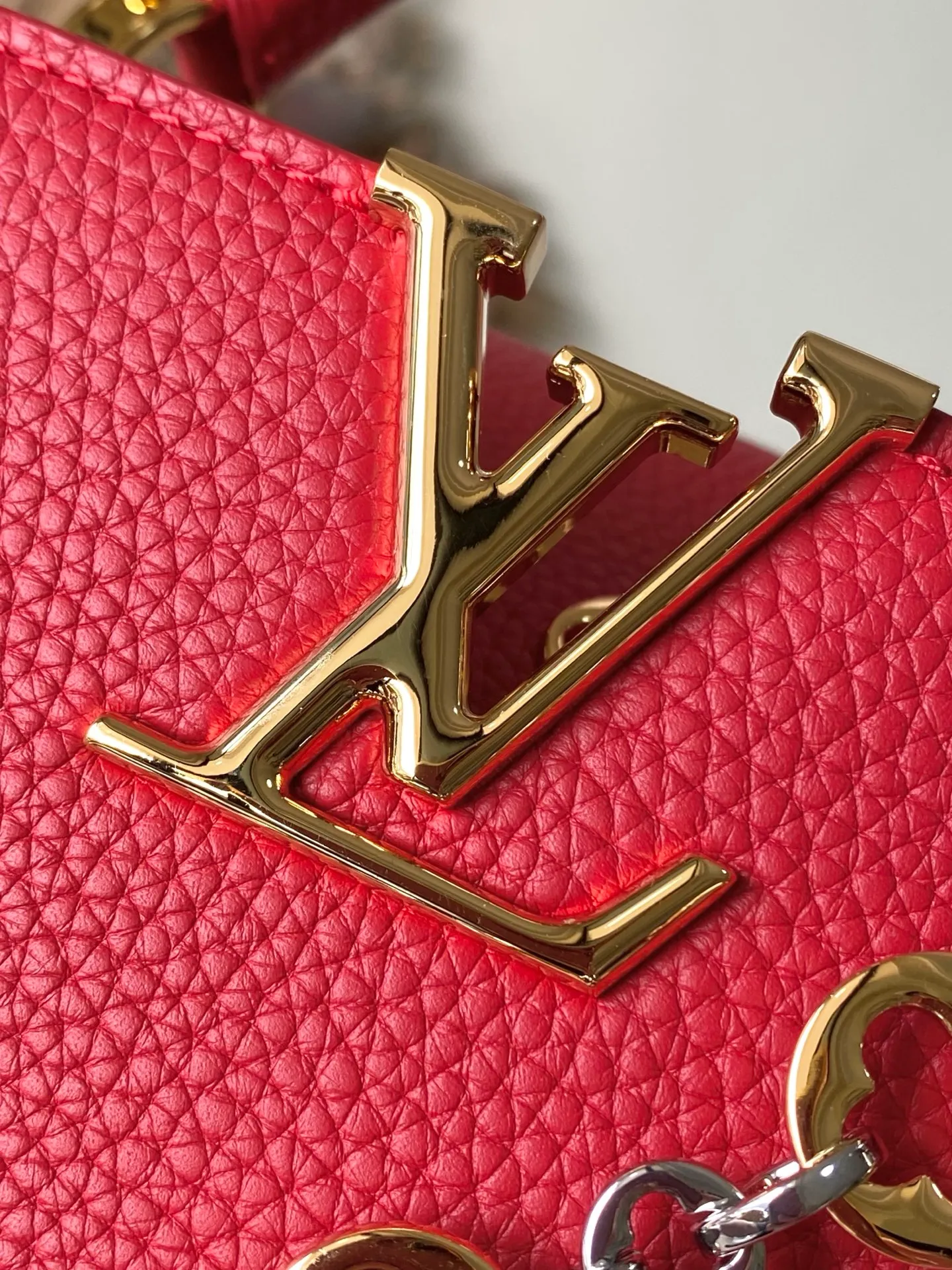 💰2380 "Special Grade Original Leather" M12935 Red Small Size This Capucines BB handbag is made of flexible Taurillon cow leather. It uses jewelry-style double-plated chains and Monogram floral elements to highlight the identity of the Chain On You series. The flip cover can be placed on both the inside and outside. The ample structure and multiple inner pockets are convenient for storing daily needs. The rounded V letter adds an ingenious detail. Dimensions: 27 × 18 × 9 cm