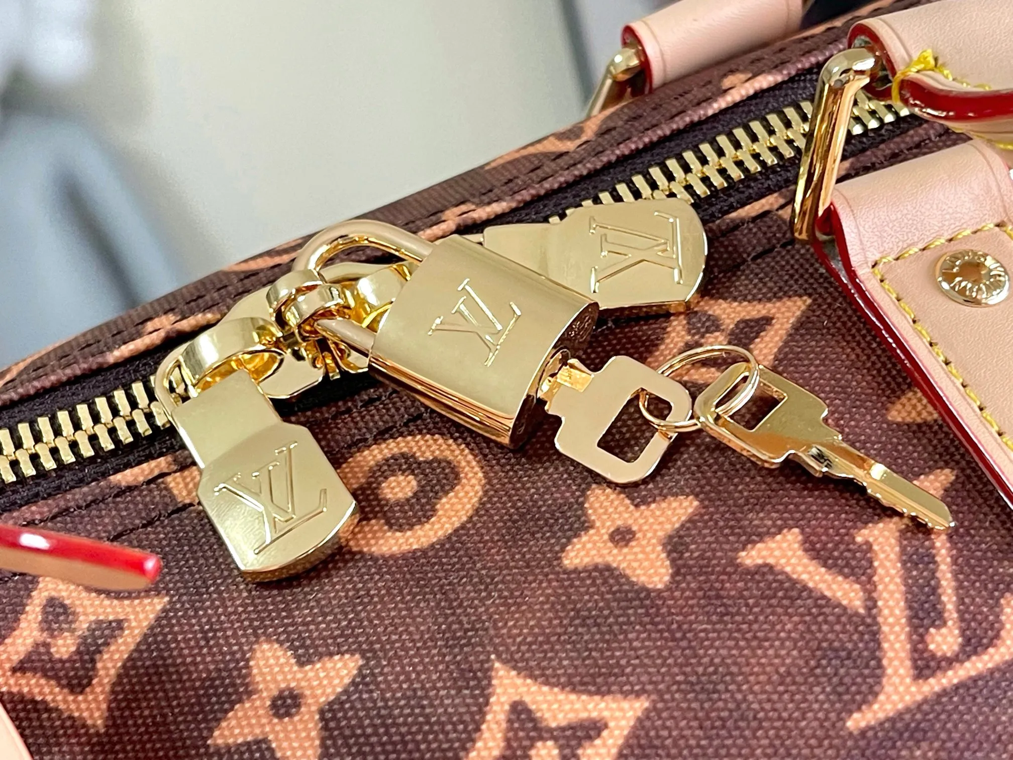 💰1220 Top Original Keepall Bandoulière 50 Travel Bag M15042 Keepall Bandoulière 50 features Monogram Shadow gold hardware Looks chic Keepall 50 is one of the most famous weekend bags of the house It has two rolled leather top handles and a removable and adjustable shoulder strap Offers carrying options Spacious interior Lined with textile Includes a zipper pocket Size: 50 x 29 x 23cm