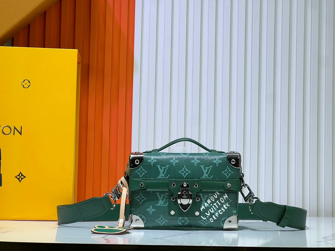 Batch 380💰M11743 black flower M11516 black M11535 old flower M12686 green This Soul Trunk handbag is crafted by Pharrell Williams and is made of flexible LV Colorado cow leather with a grained texture. The Tumbler's magnetic clasp, rivets and top handles harken back to classic hard case elements, while a removable and adjustable shoulder strap completes the sophisticated details. Size: 19x15x7cm