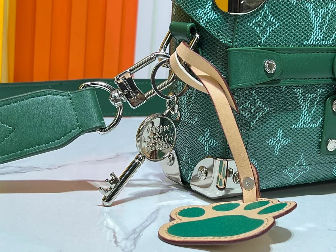 Batch 380💰M11743 black flower M11516 black M11535 old flower M12686 green This Soul Trunk handbag is crafted by Pharrell Williams and is made of flexible LV Colorado cow leather with a grained texture. The Tumbler's magnetic clasp, rivets and top handles harken back to classic hard case elements, while a removable and adjustable shoulder strap completes the sophisticated details. Size: 19x15x7cm