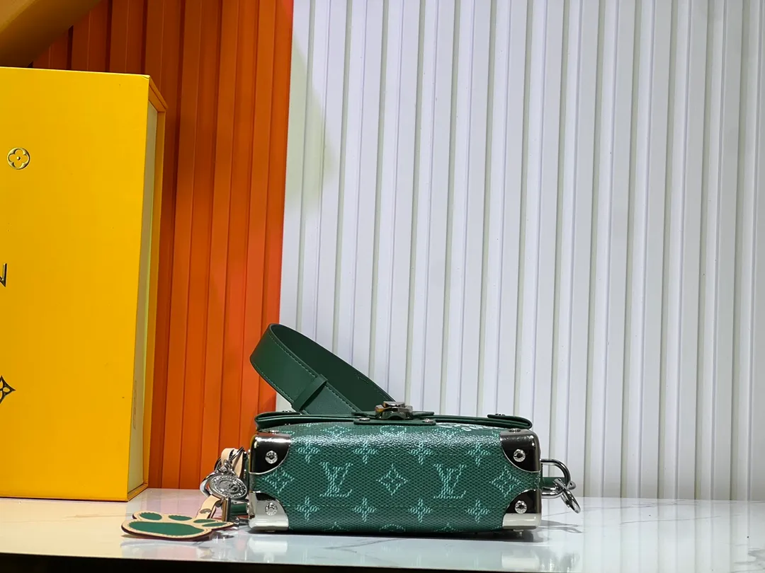Batch 380💰M11743 black flower M11516 black M11535 old flower M12686 green This Soul Trunk handbag is crafted by Pharrell Williams and is made of flexible LV Colorado cow leather with a grained texture. The Tumbler's magnetic clasp, rivets and top handles harken back to classic hard case elements, while a removable and adjustable shoulder strap completes the sophisticated details. Size: 19x15x7cm