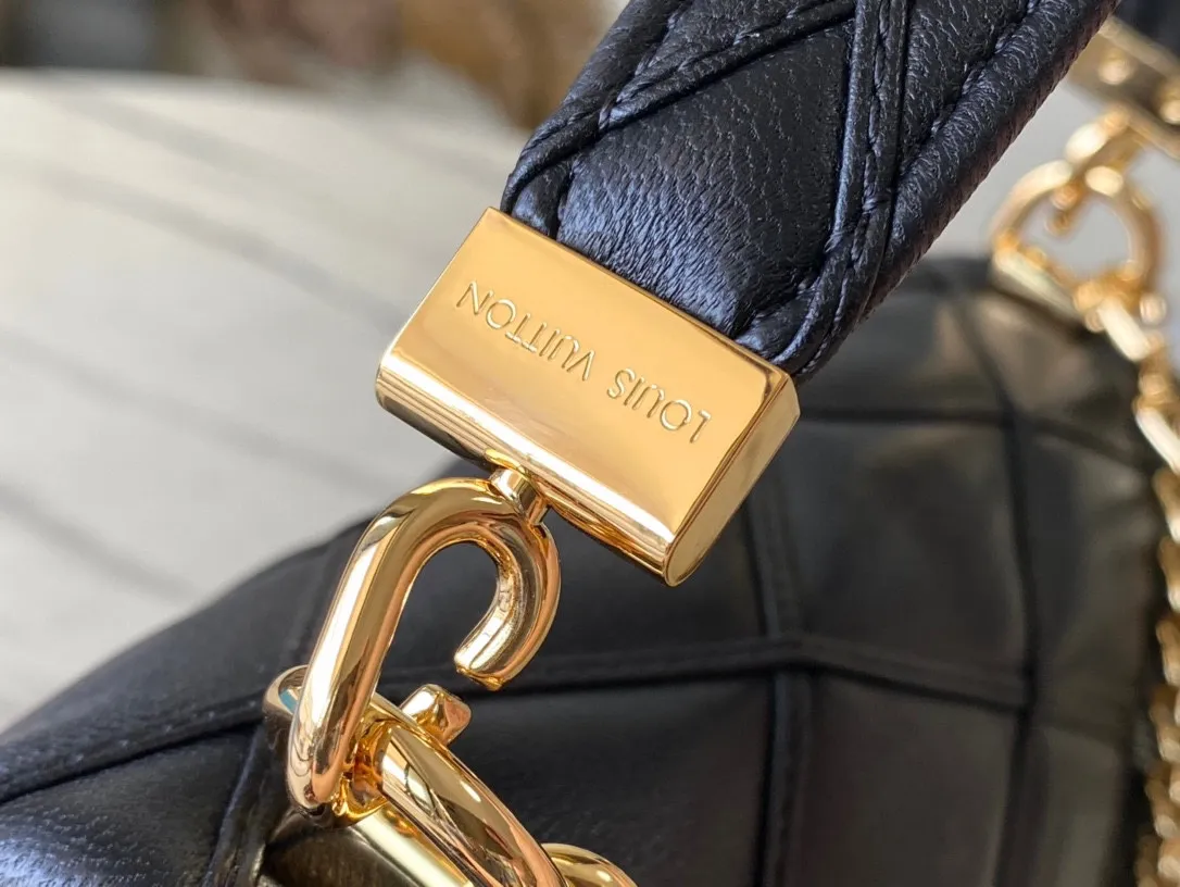💰1360 (top layer leather) top original order M22891 black This G0-14 medium handbag is made of gorgeous sheep leather, with a finger stitch pattern that pays homage to the brand's traditional luggage design. The LV Twist twist lock highlights the eye-catching style, and the top handle can be carried by hand alone, or it can be transformed into a leather shoulder pad on the sliding chain shoulder strap for a comfortable shoulder or cross-body experience. Dimensions: 23 × 16 × 10 cm
