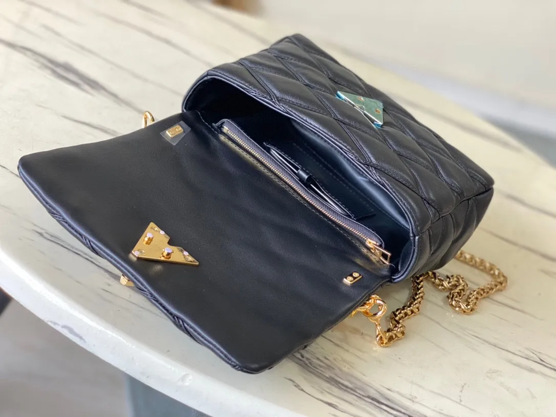 💰1360 (top layer leather) top original order M22891 black This G0-14 medium handbag is made of gorgeous sheep leather, with a finger stitch pattern that pays homage to the brand's traditional luggage design. The LV Twist twist lock highlights the eye-catching style, and the top handle can be carried by hand alone, or it can be transformed into a leather shoulder pad on the sliding chain shoulder strap for a comfortable shoulder or cross-body experience. Dimensions: 23 × 16 × 10 cm