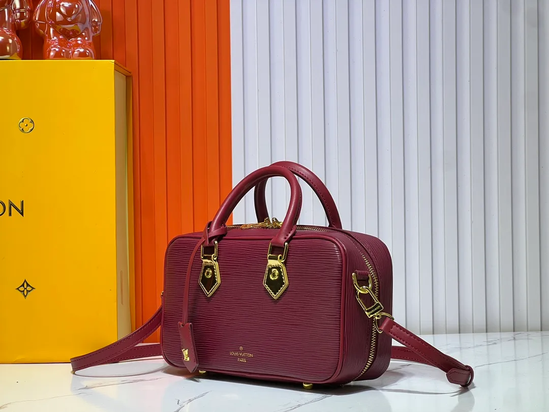 Batch 240💰 Upgraded original M12009 water ripple version lvfw 25th show new bag This nicolas ghesquiere joined Iv’s 10th anniversary show. The show was like a huge greenhouse. In the greenhouse named Iv, we saw the stars cultivated in the past ten years and the starry future. Nicolas uses memory as a guide for imagination. This show can not only see the designer's past classic creativity, but also explore different artistic visions. From familiar silhouettes to tailoring and embroidery, it presents an adventure that lasted ten years. Dimensions: length, height and width 25x15x8.5cm