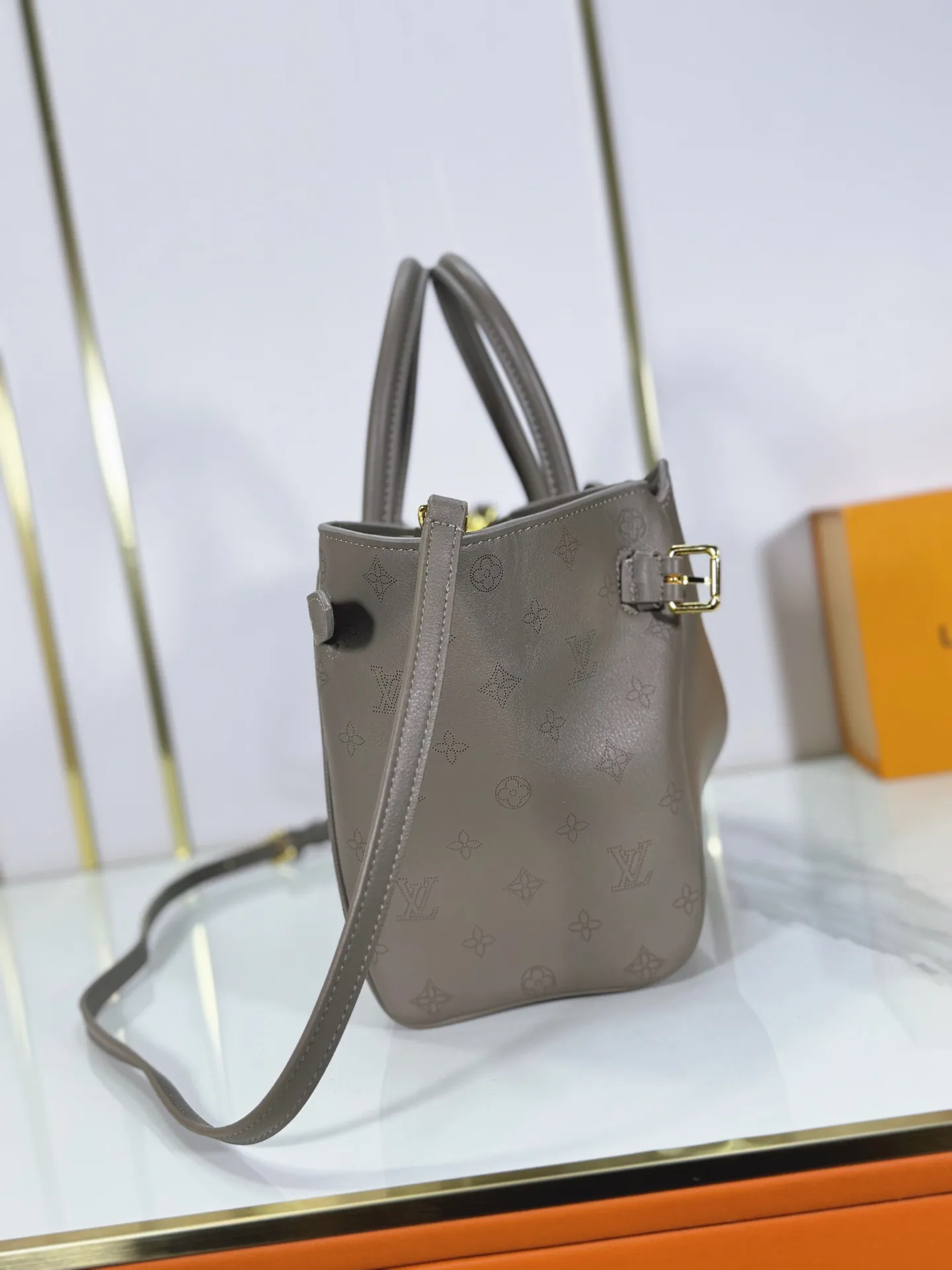 P320 Upgraded from the original M26501 M26502 M27040 M26338 This Vendôme small handbag uses soft cow leather to reveal a silky satin luster, and is equipped with a dazzling padlock with a subtle engraved Monogram pattern, making it a trendy daily choice that combines classic charm with modern style. Adjustable side straps expand the interior, and the large zippered pocket is secured to the body with hooks. Dimensions: 28.5 x 22 x 14.5 (cm) ((length x height x width)
