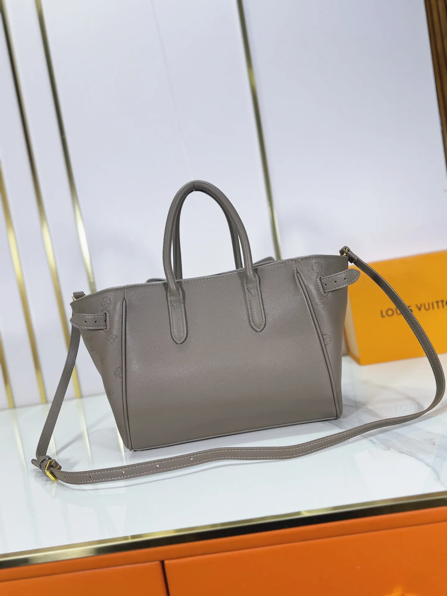 P320 Upgraded from the original M26501 M26502 M27040 M26338 This Vendôme small handbag uses soft cow leather to reveal a silky satin luster, and is equipped with a dazzling padlock with a subtle engraved Monogram pattern, making it a trendy daily choice that combines classic charm with modern style. Adjustable side straps expand the interior, and the large zippered pocket is secured to the body with hooks. Dimensions: 28.5 x 22 x 14.5 (cm) ((length x height x width)