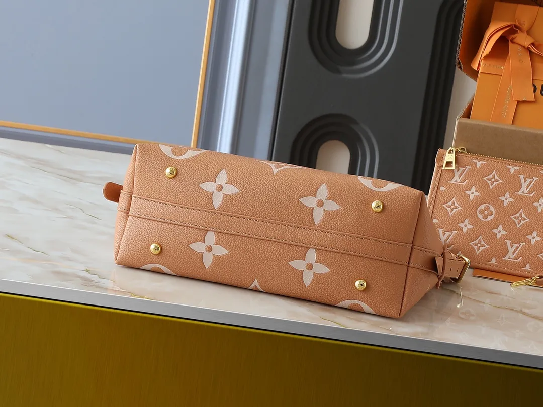 💰240💰Upgraded from the original M24141 M46288 M46293 M46277 M46298 M46203 CarryAll small handbag is made of Mono gram Empreinte embossed leather. It has a generous structure and a neat inner layer. The large inner bag adds functional elements. Comes with a Monogram embossed zipper clutch secured by a leather strap. A personal companion for urban life. Dimensions 29 x 24 x 12 cm (length x height x width)