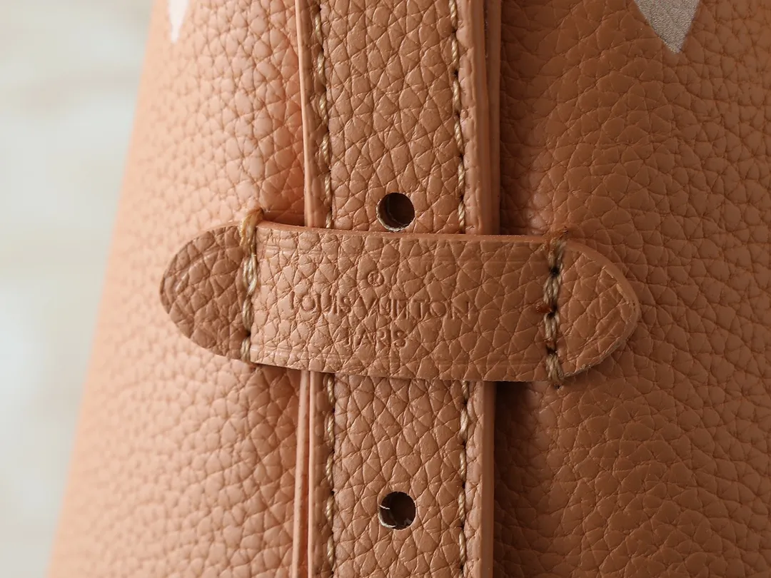 💰240💰Upgraded from the original M24141 M46288 M46293 M46277 M46298 M46203 CarryAll small handbag is made of Mono gram Empreinte embossed leather. It has a generous structure and a neat inner layer. The large inner bag adds functional elements. Comes with a Monogram embossed zipper clutch secured by a leather strap. A personal companion for urban life. Dimensions 29 x 24 x 12 cm (length x height x width)