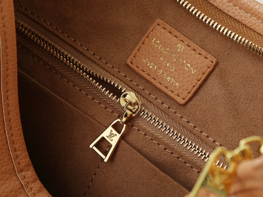💰240💰Upgraded from the original M24141 M46288 M46293 M46277 M46298 M46203 CarryAll small handbag is made of Mono gram Empreinte embossed leather. It has a generous structure and a neat inner layer. The large inner bag adds functional elements. Comes with a Monogram embossed zipper clutch secured by a leather strap. A personal companion for urban life. Dimensions 29 x 24 x 12 cm (length x height x width)
