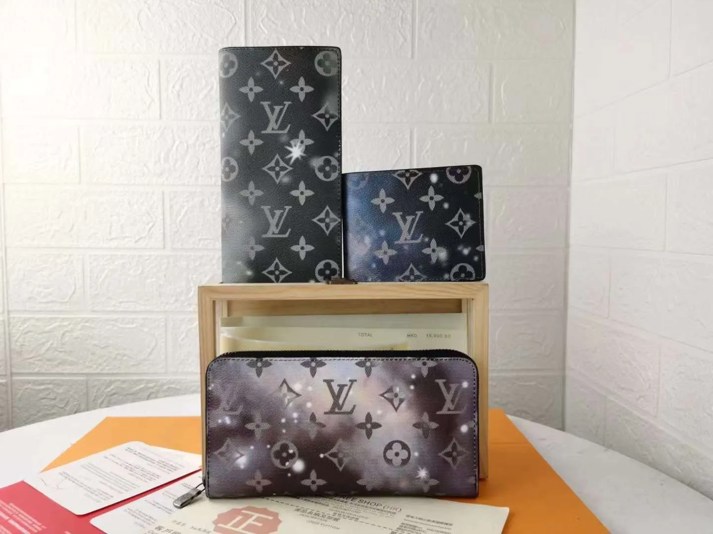 P130 top original version [actual shot with home background] Model: 63872 (60017) The latest starry sky Galaxy small single pull wallet space series! Zip bag! Louis Vuitton has set its sights on the bright and boundless space and redesigned the Pochette Voyage zipper bag in the 2019 spring and summer pre-show series! Starry sky zipper zippy walletoo The classic Monogram pattern complements the dazzling stars and the dying sun. Dimensions: 19.5x10.0x2.0cm.
