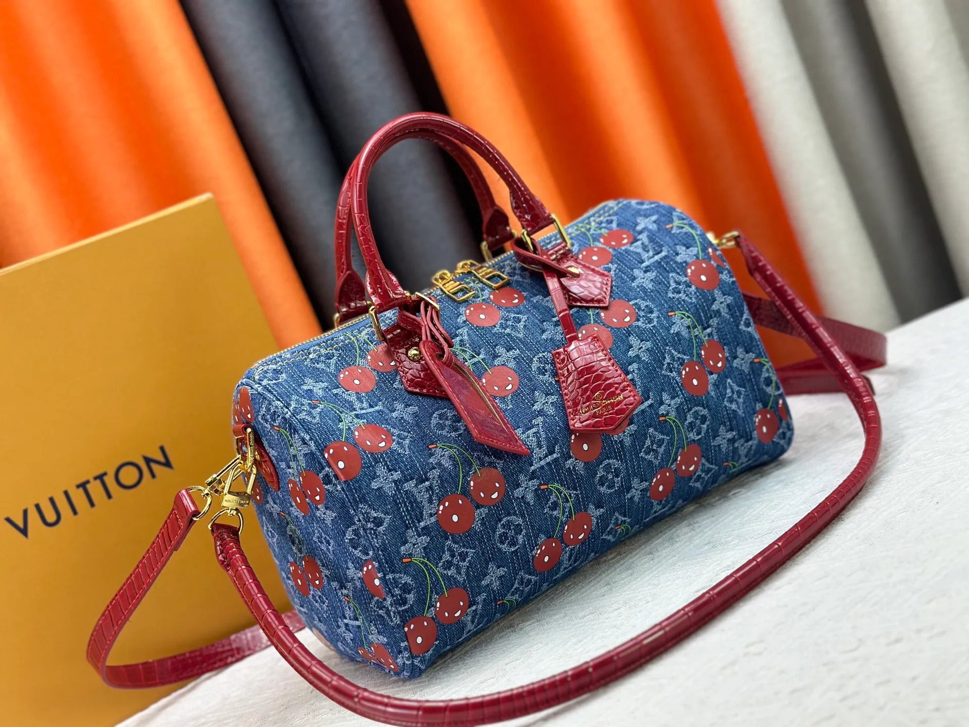 P320 N87627 M13344 M40391 Denim Blue Cherry 13527 13085 This Speedy Soft 30 handbag relies on Louis Vuitton's exquisite bleaching process to trace the Monogram Denim pattern born in 2005 on the cotton surface, and then uses leather trimming and glossy metal parts to highlight the details. The key pouch and detachable name tag pay homage to the brand's trunk-making heritage, while the detachable Toron handle makes it comfortable to carry on the shoulder. Dimensions: 30.0 x 21.0 x 17.0 cm (length x height x width)