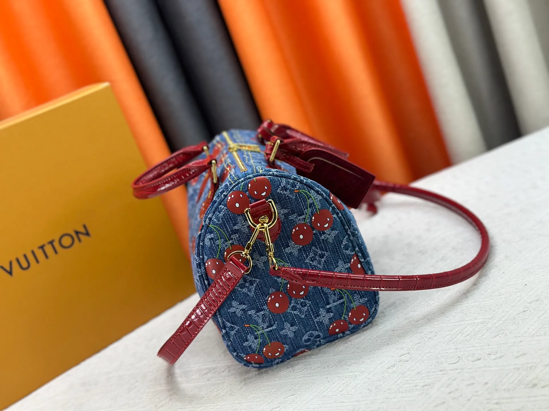 P320 N87627 M13344 M40391 Denim Blue Cherry 13527 13085 This Speedy Soft 30 handbag relies on Louis Vuitton's exquisite bleaching process to trace the Monogram Denim pattern born in 2005 on the cotton surface, and then uses leather trimming and glossy metal parts to highlight the details. The key pouch and detachable name tag pay homage to the brand's trunk-making heritage, while the detachable Toron handle makes it comfortable to carry on the shoulder. Dimensions: 30.0 x 21.0 x 17.0 cm (length x height x width)