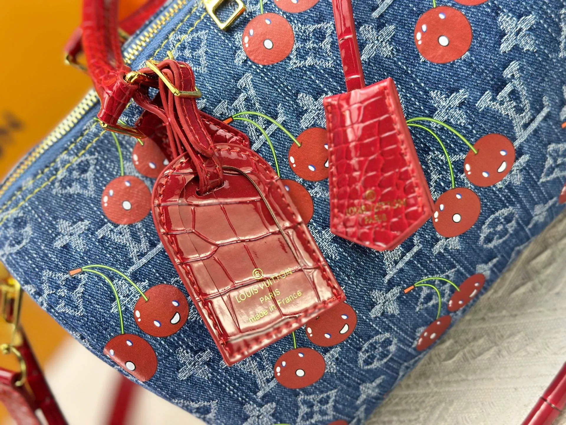 P320 N87627 M13344 M40391 Denim Blue Cherry 13527 13085 This Speedy Soft 30 handbag relies on Louis Vuitton's exquisite bleaching process to trace the Monogram Denim pattern born in 2005 on the cotton surface, and then uses leather trimming and glossy metal parts to highlight the details. The key pouch and detachable name tag pay homage to the brand's trunk-making heritage, while the detachable Toron handle makes it comfortable to carry on the shoulder. Dimensions: 30.0 x 21.0 x 17.0 cm (length x height x width)