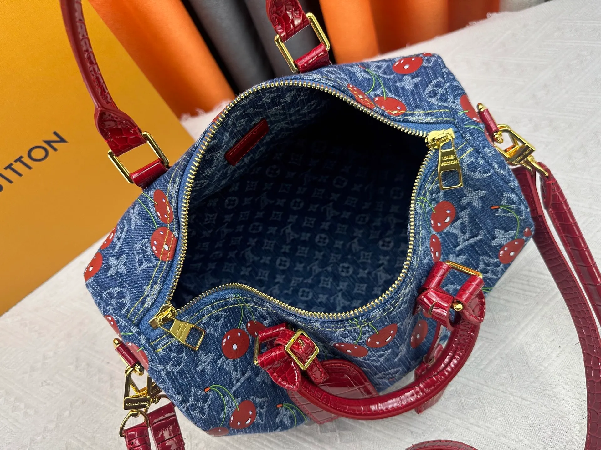 P320 N87627 M13344 M40391 Denim Blue Cherry 13527 13085 This Speedy Soft 30 handbag relies on Louis Vuitton's exquisite bleaching process to trace the Monogram Denim pattern born in 2005 on the cotton surface, and then uses leather trimming and glossy metal parts to highlight the details. The key pouch and detachable name tag pay homage to the brand's trunk-making heritage, while the detachable Toron handle makes it comfortable to carry on the shoulder. Dimensions: 30.0 x 21.0 x 17.0 cm (length x height x width)