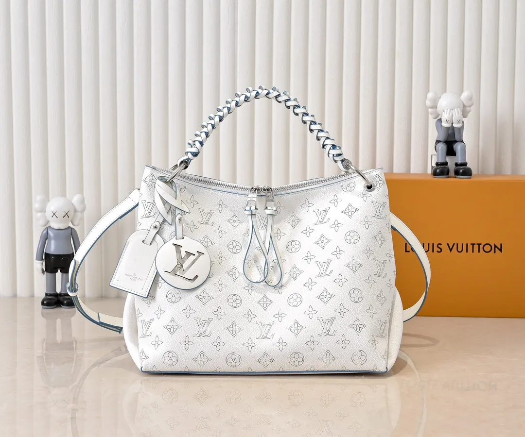 ¥300💰 Exclusive real shot-upgraded version ‼ ️💰 M56073 M56084 Beaubourg Hobo medium handbag is made of Monogram engraved and perforated calfskin, and the woven leather handle is hand-dyed to add a unique touch. The leather zipper pull and large LV lettering reveal the brand's style, and the detachable wide leather shoulder strap provides soft design for comfortable travel. 32 long, 26 high, 17cm wide