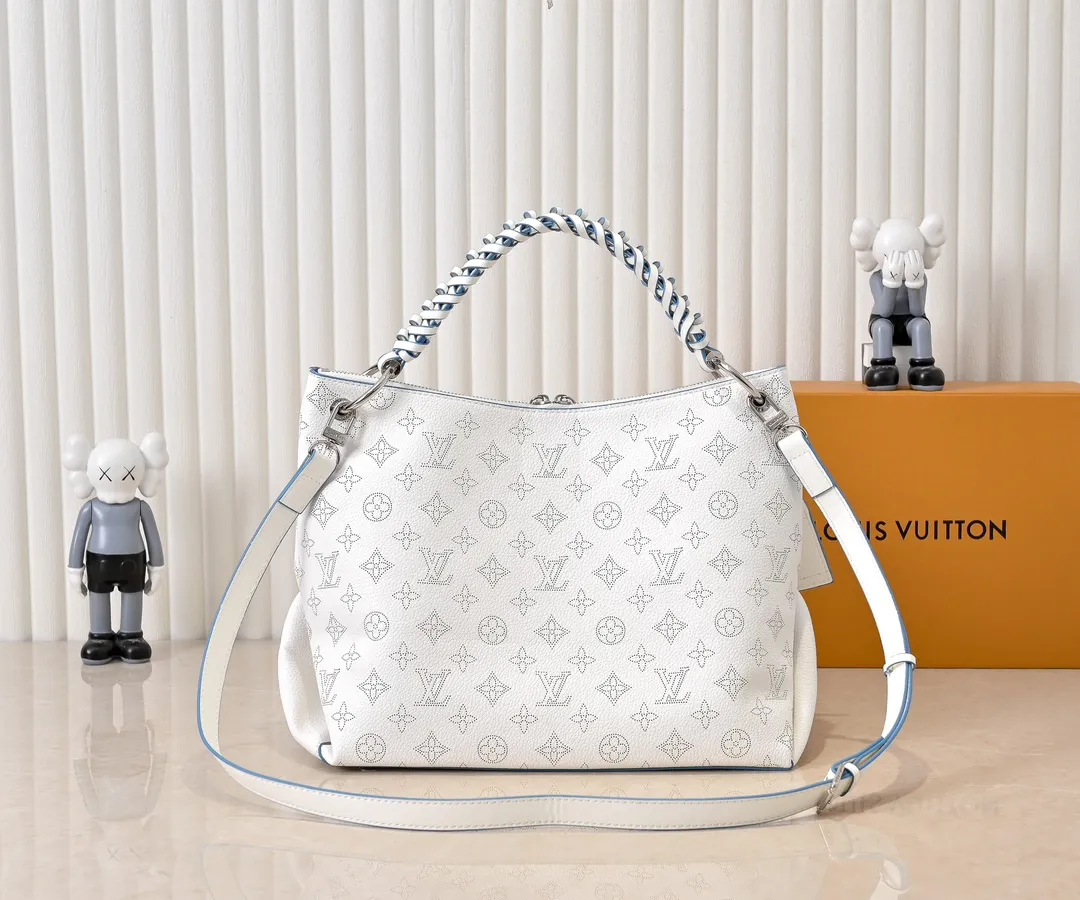 ¥300💰 Exclusive real shot-upgraded version ‼ ️💰 M56073 M56084 Beaubourg Hobo medium handbag is made of Monogram engraved and perforated calfskin, and the woven leather handle is hand-dyed to add a unique touch. The leather zipper pull and large LV lettering reveal the brand's style, and the detachable wide leather shoulder strap provides soft design for comfortable travel. 32 long, 26 high, 17cm wide