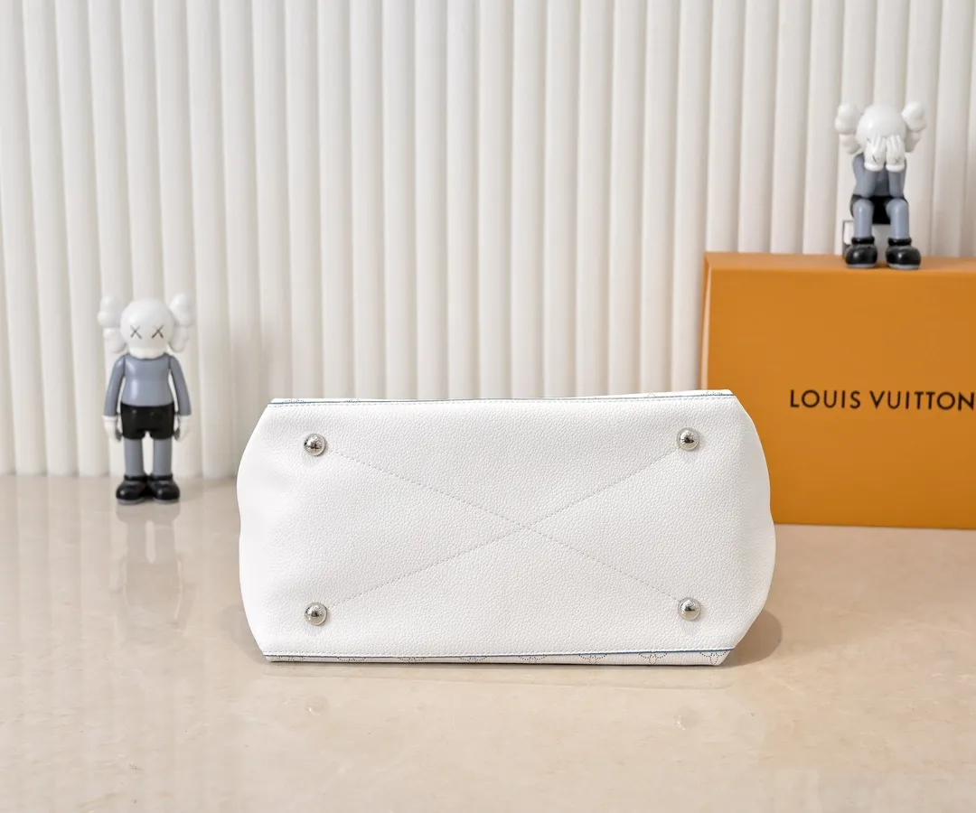 ¥300💰 Exclusive real shot-upgraded version ‼ ️💰 M56073 M56084 Beaubourg Hobo medium handbag is made of Monogram engraved and perforated calfskin, and the woven leather handle is hand-dyed to add a unique touch. The leather zipper pull and large LV lettering reveal the brand's style, and the detachable wide leather shoulder strap provides soft design for comfortable travel. 32 long, 26 high, 17cm wide
