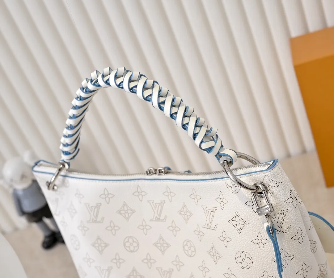 ¥300💰 Exclusive real shot-upgraded version ‼ ️💰 M56073 M56084 Beaubourg Hobo medium handbag is made of Monogram engraved and perforated calfskin, and the woven leather handle is hand-dyed to add a unique touch. The leather zipper pull and large LV lettering reveal the brand's style, and the detachable wide leather shoulder strap provides soft design for comfortable travel. 32 long, 26 high, 17cm wide