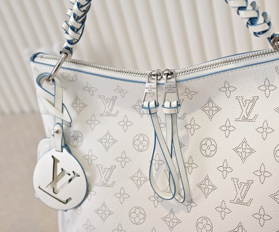 ¥300💰 Exclusive real shot-upgraded version ‼ ️💰 M56073 M56084 Beaubourg Hobo medium handbag is made of Monogram engraved and perforated calfskin, and the woven leather handle is hand-dyed to add a unique touch. The leather zipper pull and large LV lettering reveal the brand's style, and the detachable wide leather shoulder strap provides soft design for comfortable travel. 32 long, 26 high, 17cm wide