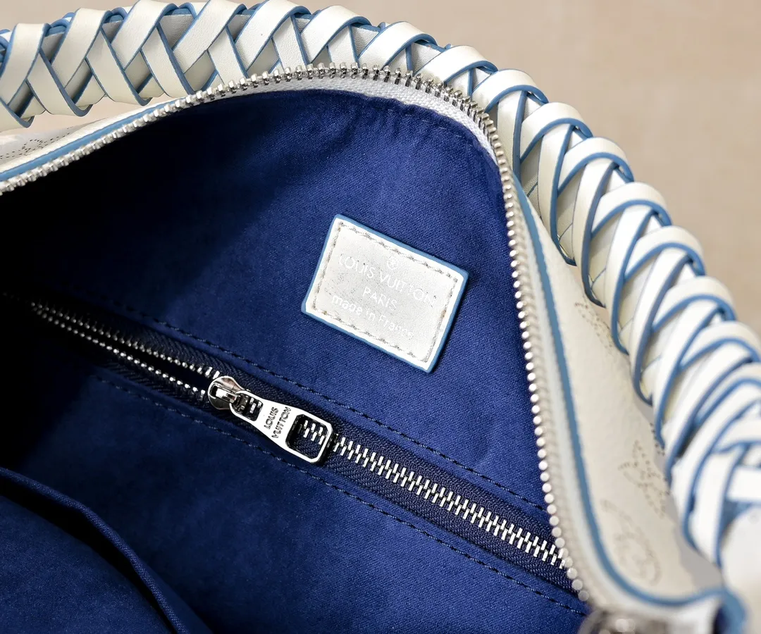 ¥300💰 Exclusive real shot-upgraded version ‼ ️💰 M56073 M56084 Beaubourg Hobo medium handbag is made of Monogram engraved and perforated calfskin, and the woven leather handle is hand-dyed to add a unique touch. The leather zipper pull and large LV lettering reveal the brand's style, and the detachable wide leather shoulder strap provides soft design for comfortable travel. 32 long, 26 high, 17cm wide