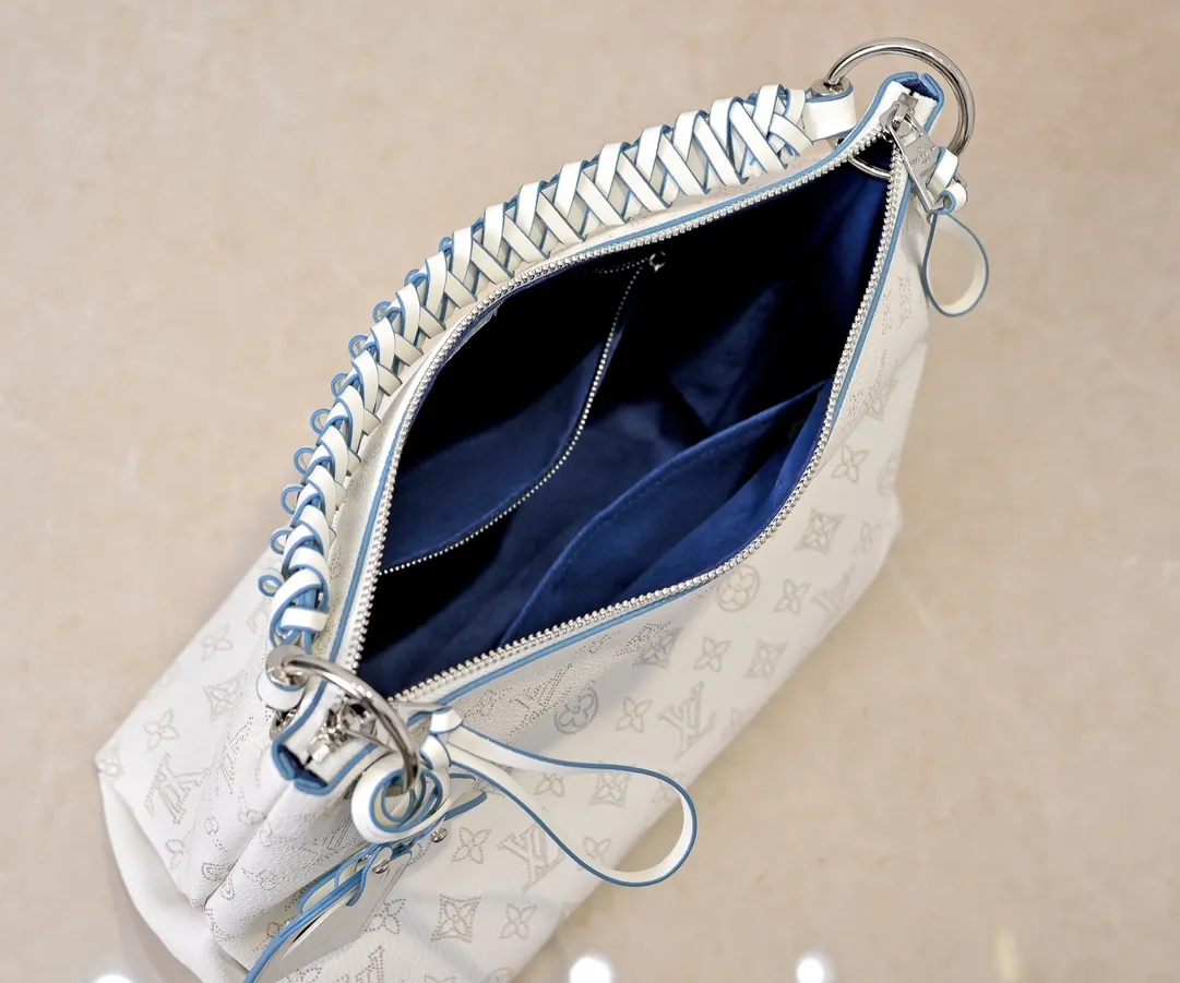 ¥300💰 Exclusive real shot-upgraded version ‼ ️💰 M56073 M56084 Beaubourg Hobo medium handbag is made of Monogram engraved and perforated calfskin, and the woven leather handle is hand-dyed to add a unique touch. The leather zipper pull and large LV lettering reveal the brand's style, and the detachable wide leather shoulder strap provides soft design for comfortable travel. 32 long, 26 high, 17cm wide