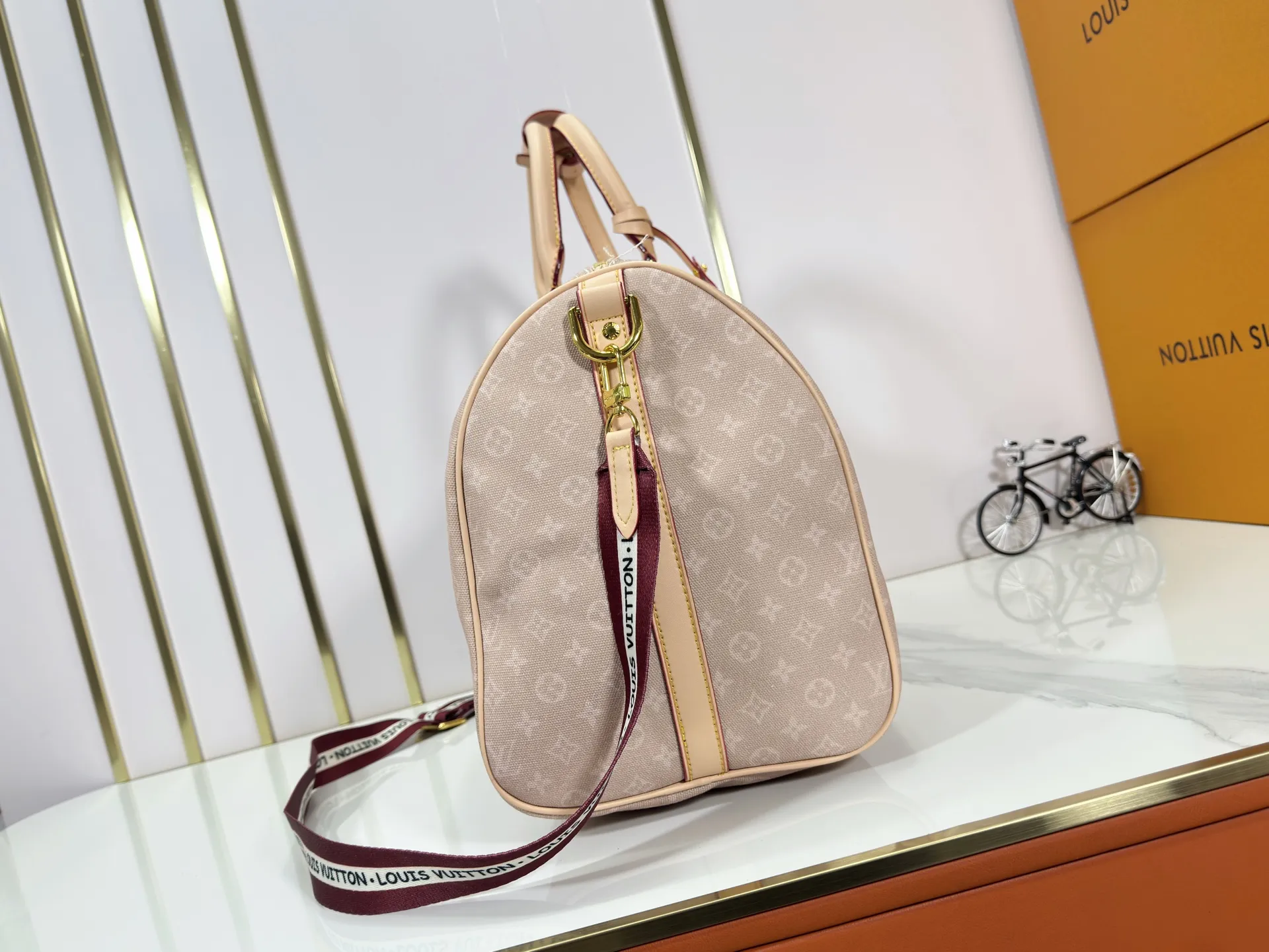 P360 M25787 M41416 This Keepall Bandouliere 50 travel bag is from the Travel With series presented by Louis Vuitton in collaboration with Grace Coddington. It uses Meowgram canvas to interpret the Monogram pattern in a playful way, looking back to the hard suitcase inspiration of the 1900s. The cute cat-shaped branding adds smart touches, and the detachable and adjustable shoulder strap is embellished with the handwritten brand logo. Size: 50x29x23cm
