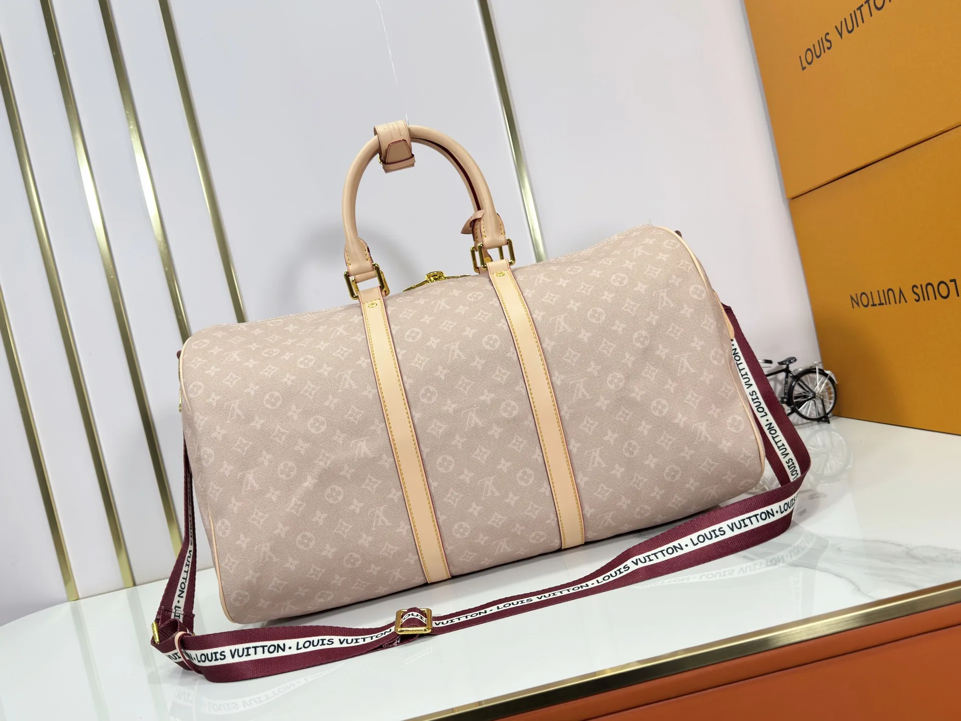 P360 M25787 M41416 This Keepall Bandouliere 50 travel bag is from the Travel With series presented by Louis Vuitton in collaboration with Grace Coddington. It uses Meowgram canvas to interpret the Monogram pattern in a playful way, looking back to the hard suitcase inspiration of the 1900s. The cute cat-shaped branding adds smart touches, and the detachable and adjustable shoulder strap is embellished with the handwritten brand logo. Size: 50x29x23cm
