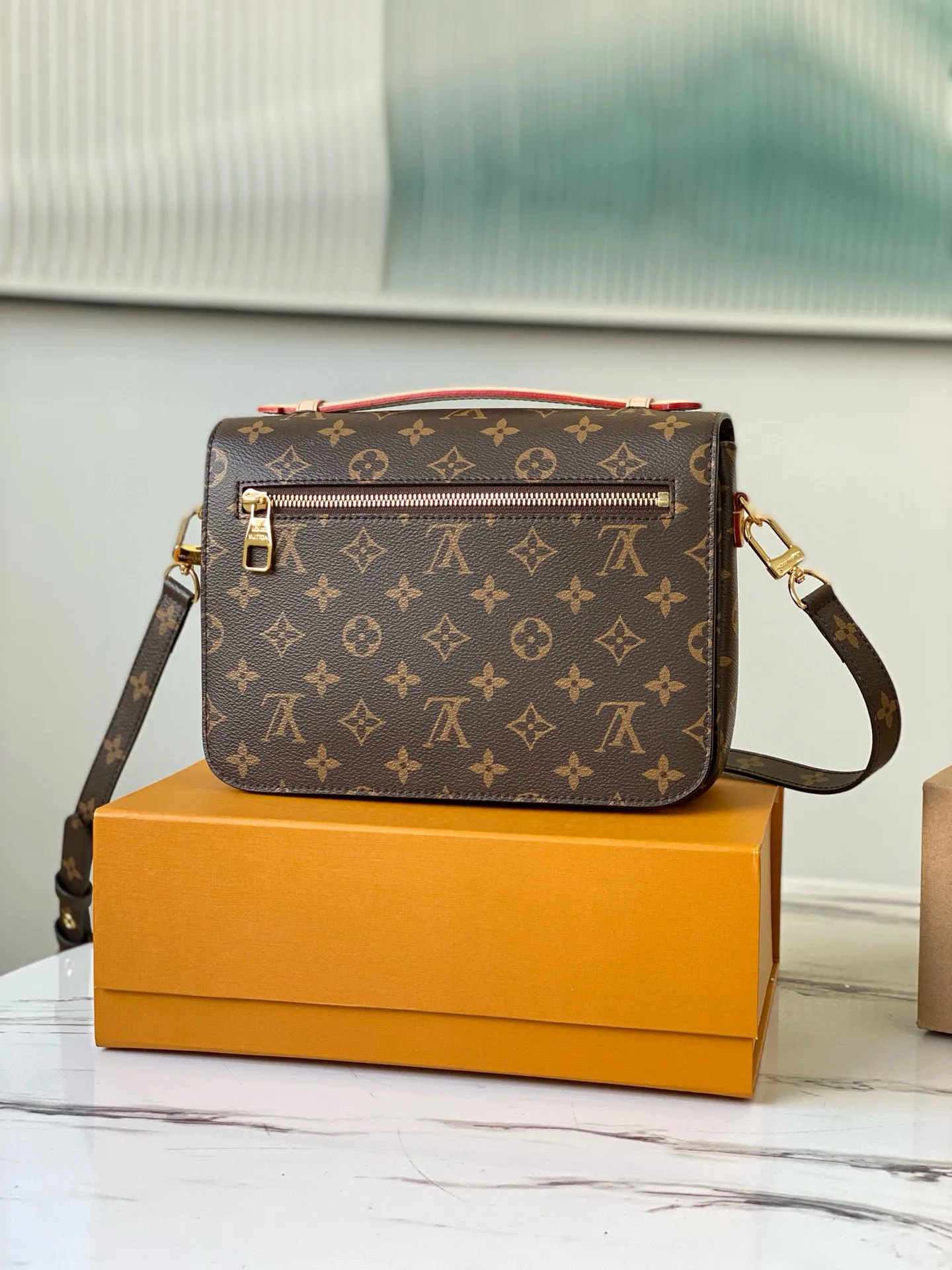💰760 (steel lock) top original model M44875 M40780 Presbyopic Metis The classic postman has a charm that makes many girls fall in love with it. The overall compact shape of the handbag exudes an elegant atmosphere. It has a shrinkable leather handle, which is stylish enough even when held in the hand. The shoulder strap can be removed to adjust the length. It is also quite classy when carried out on the street and at work. If you like to mix and match casually, Metis can also meet your preferences.  Size:25 x 19 x 9 cm