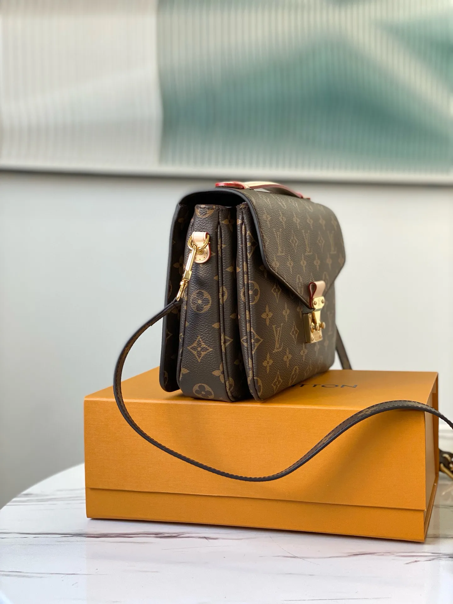 💰760 (steel lock) top original model M44875 M40780 Presbyopic Metis The classic postman has a charm that makes many girls fall in love with it. The overall compact shape of the handbag exudes an elegant atmosphere. It has a shrinkable leather handle, which is stylish enough even when held in the hand. The shoulder strap can be removed to adjust the length. It is also quite classy when carried out on the street and at work. If you like to mix and match casually, Metis can also meet your preferences.  Size:25 x 19 x 9 cm