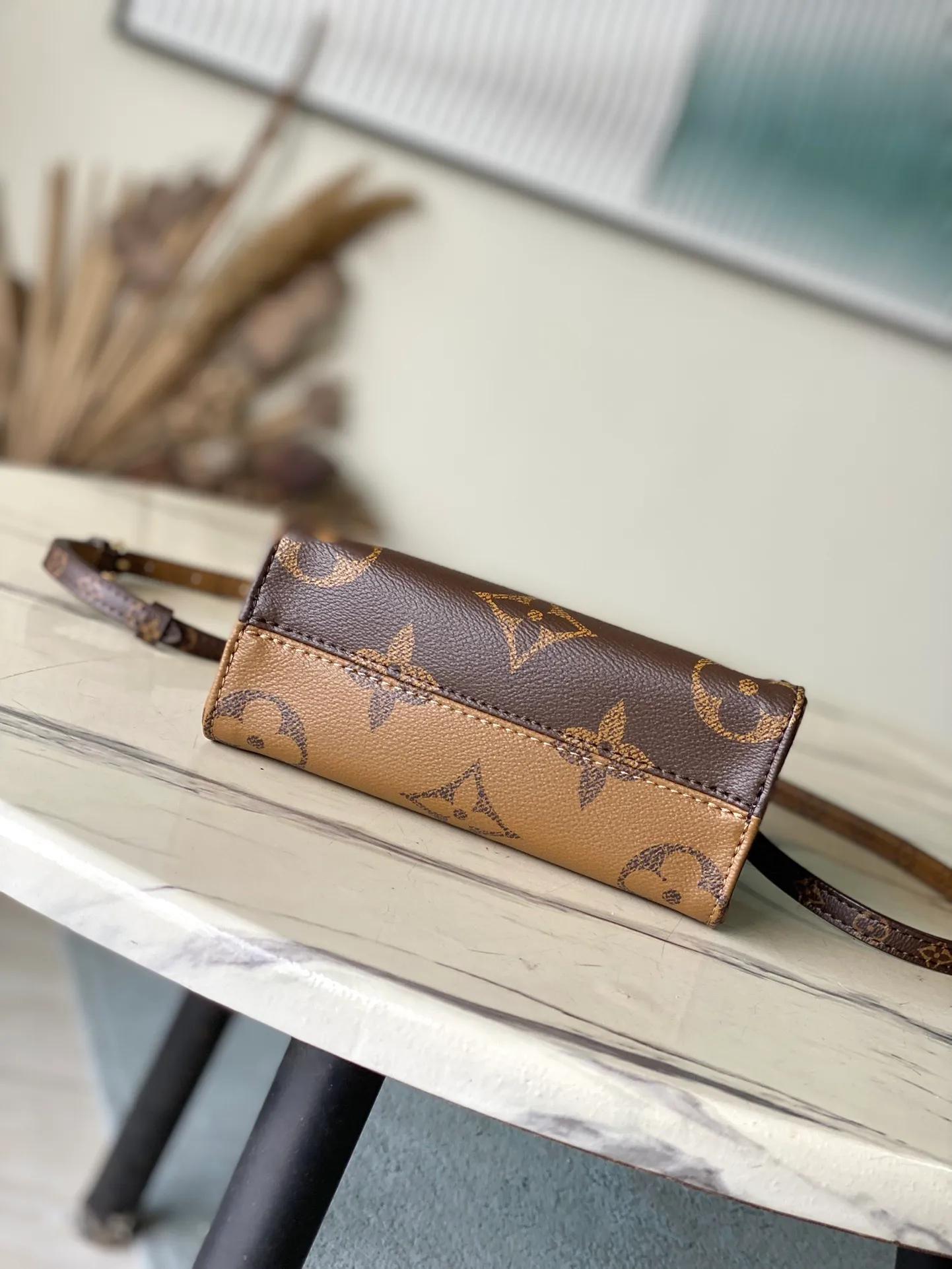💰760 Top Original Order M46839 This OnTheGo tote bag is made of Monogram cloth to condense the original design, and the leather handle and handle fixings are integrated into Monogram Reverse canvas. There's plenty of space to store your phone, and the detachable and adjustable shoulder strap adds carrying options. Dimensions: 18 × 15 × 8.5 cm