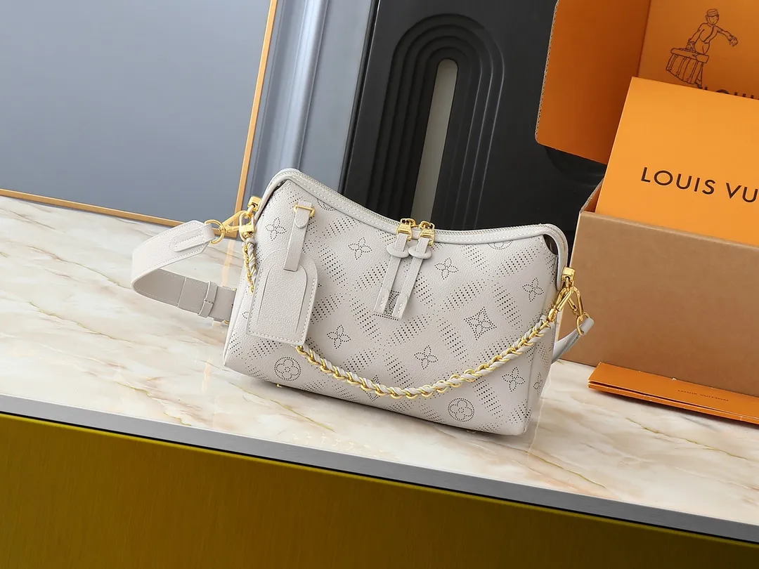 💰240💰Upgraded from the original M13157 M24255 M24114. This Hand It All small handbag uses cow leather to interpret the brand's Bloom elements, incorporates floral imagery into the perforated Monogram pattern, and upgrades the classic style with contrasting brand names. The inner patch pocket is convenient for storing mobile phones, and the woven chain allows for flexible switching between cross-body or shoulder wear. Dimensions: 29.0 x 18.0 x 13.0 cm (length x height x width)