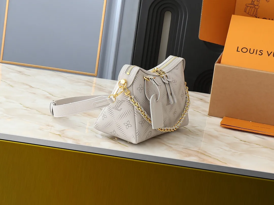 💰240💰Upgraded from the original M13157 M24255 M24114. This Hand It All small handbag uses cow leather to interpret the brand's Bloom elements, incorporates floral imagery into the perforated Monogram pattern, and upgrades the classic style with contrasting brand names. The inner patch pocket is convenient for storing mobile phones, and the woven chain allows for flexible switching between cross-body or shoulder wear. Dimensions: 29.0 x 18.0 x 13.0 cm (length x height x width)