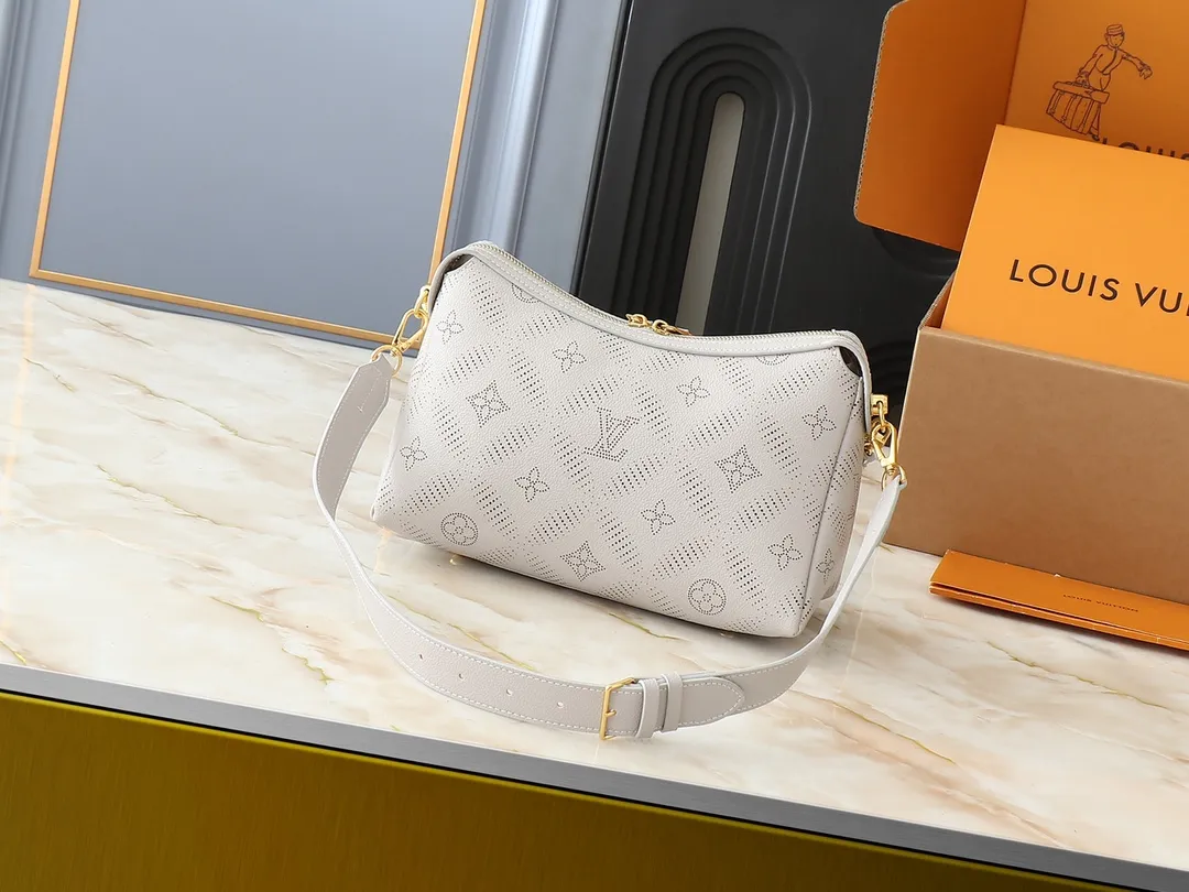 💰240💰Upgraded from the original M13157 M24255 M24114. This Hand It All small handbag uses cow leather to interpret the brand's Bloom elements, incorporates floral imagery into the perforated Monogram pattern, and upgrades the classic style with contrasting brand names. The inner patch pocket is convenient for storing mobile phones, and the woven chain allows for flexible switching between cross-body or shoulder wear. Dimensions: 29.0 x 18.0 x 13.0 cm (length x height x width)
