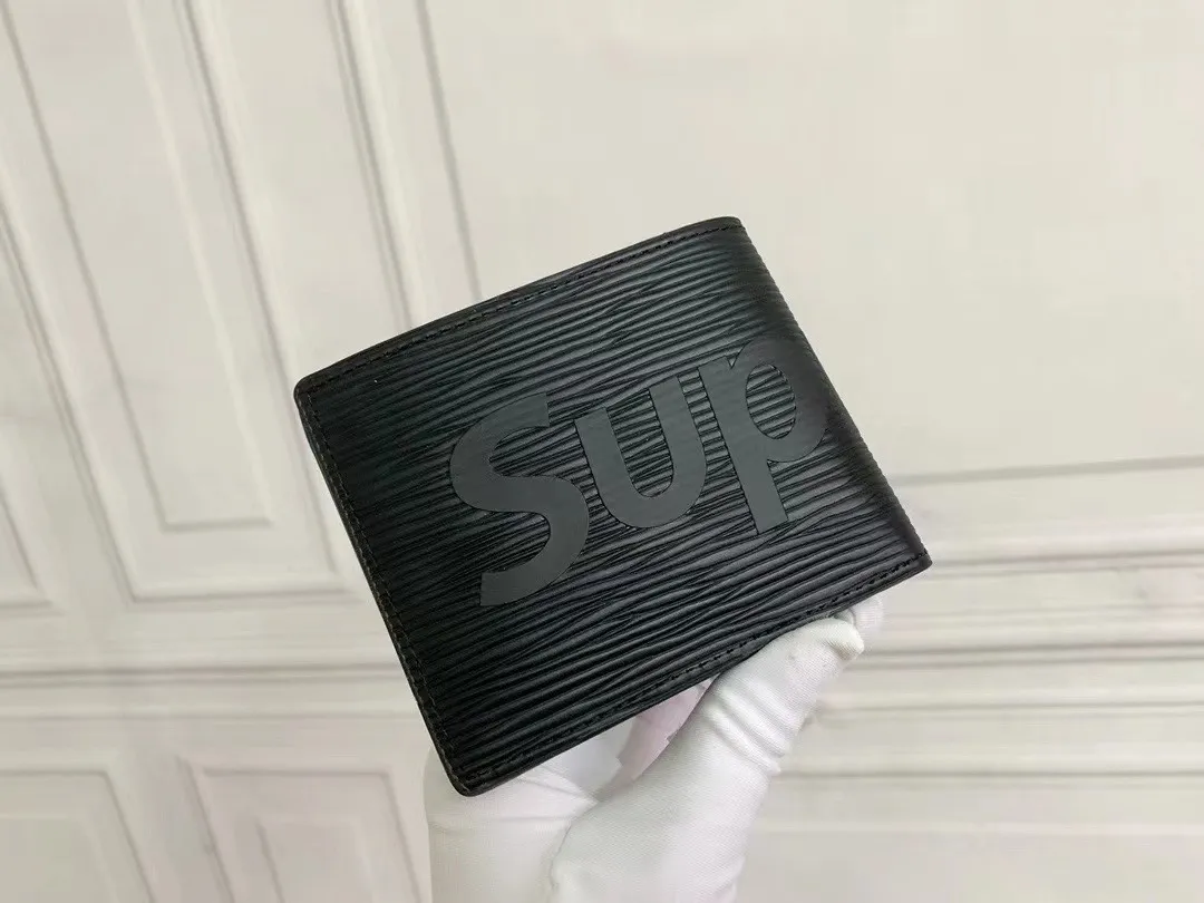 P100💰 M67542/60895 short clip incorporates Supreme's iconic rectangular Box logo into the new Monogram pattern. In addition to the strong collaboration between the two fashion symbols, this special collaboration also symbolizes the passionate dance of New York street style and Louis Vuitton's French elegance. Louis Vuitton embarks on a creative journey of integrating different things to create new highlights. Size 12.8