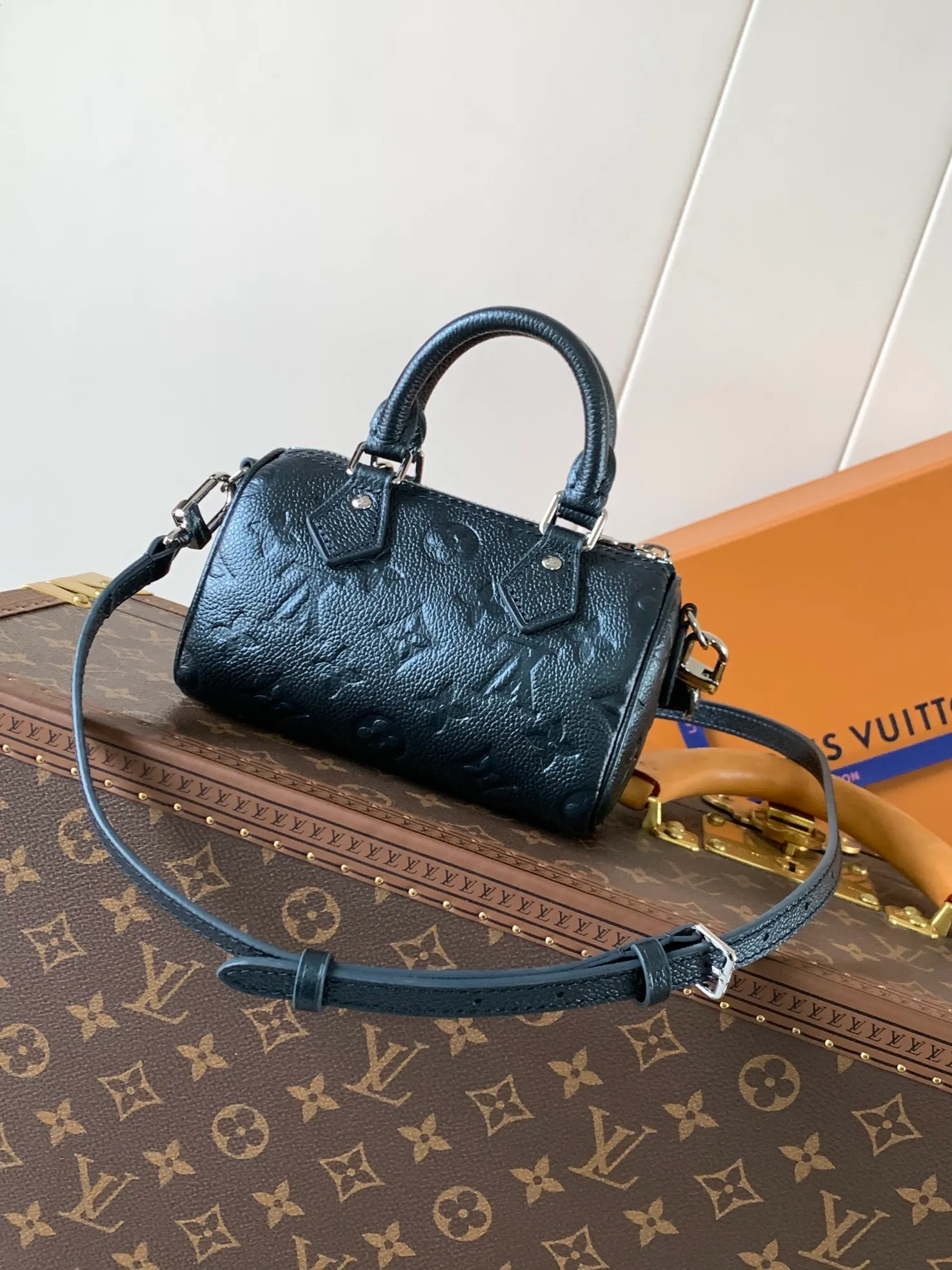 💰940 (top layer leather) top original order, transcoding chip M26510 pearlescent blue M27107 pearlescent powder Nano Speedy launched as a simulation version. The highly utilized shade makes it suitable for both daily and evening makeup. The iconic Monogram inlaid leather material is equipped with various Louis Bitton signatures such as Padlock and Monogram flowers, and is decorated with a peel-off genuine leather design. The spacious interior can store daily essentials including compact wallpaper.  Dimensions: 16 x 10 x 7.5 cm (Length x Height x Width) Simeri ink Cauhide leather Cauhde leather trim Microfiber lining Silver tone hardware Zippered locking mechanism 1 detachable pendant with gold, palladium and ruthenium trim Items: Rozali coin, sunglasses, headphones, keys, 6.7-inch smartphone, lipstick Manufacturer: Louis Vuitton Import seller: Louis Vuitton Korea (Co., Ltd.) Manufacturing country: France, Spain, Italy or the United States Shoulder strap: detachable, length adjustable