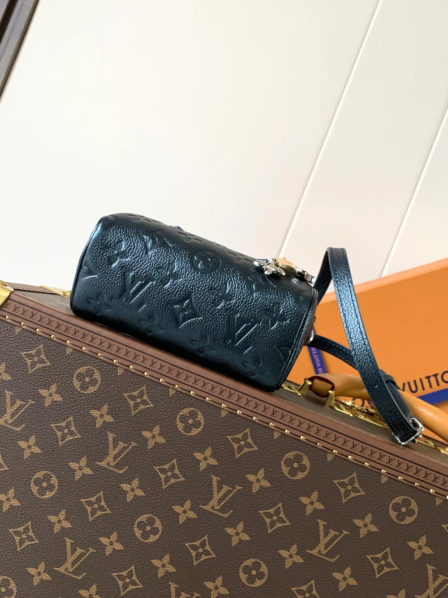 💰940 (top layer leather) top original order, transcoding chip M26510 pearlescent blue M27107 pearlescent powder Nano Speedy launched as a simulation version. The highly utilized shade makes it suitable for both daily and evening makeup. The iconic Monogram inlaid leather material is equipped with various Louis Bitton signatures such as Padlock and Monogram flowers, and is decorated with a peel-off genuine leather design. The spacious interior can store daily essentials including compact wallpaper.  Dimensions: 16 x 10 x 7.5 cm (Length x Height x Width) Simeri ink Cauhide leather Cauhde leather trim Microfiber lining Silver tone hardware Zippered locking mechanism 1 detachable pendant with gold, palladium and ruthenium trim Items: Rozali coin, sunglasses, headphones, keys, 6.7-inch smartphone, lipstick Manufacturer: Louis Vuitton Import seller: Louis Vuitton Korea (Co., Ltd.) Manufacturing country: France, Spain, Italy or the United States Shoulder strap: detachable, length adjustable