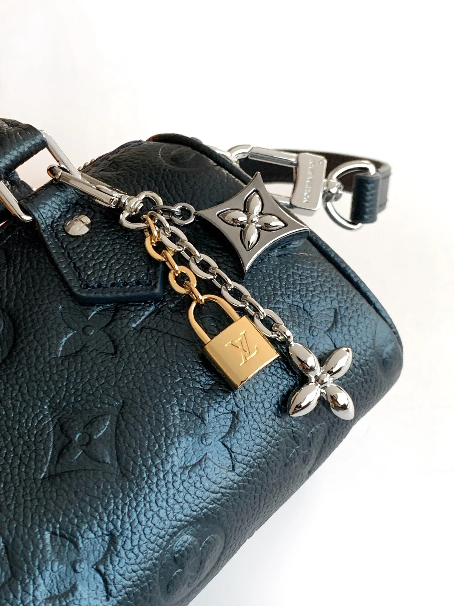 💰940 (top layer leather) top original order, transcoding chip M26510 pearlescent blue M27107 pearlescent powder Nano Speedy launched as a simulation version. The highly utilized shade makes it suitable for both daily and evening makeup. The iconic Monogram inlaid leather material is equipped with various Louis Bitton signatures such as Padlock and Monogram flowers, and is decorated with a peel-off genuine leather design. The spacious interior can store daily essentials including compact wallpaper.  Dimensions: 16 x 10 x 7.5 cm (Length x Height x Width) Simeri ink Cauhide leather Cauhde leather trim Microfiber lining Silver tone hardware Zippered locking mechanism 1 detachable pendant with gold, palladium and ruthenium trim Items: Rozali coin, sunglasses, headphones, keys, 6.7-inch smartphone, lipstick Manufacturer: Louis Vuitton Import seller: Louis Vuitton Korea (Co., Ltd.) Manufacturing country: France, Spain, Italy or the United States Shoulder strap: detachable, length adjustable